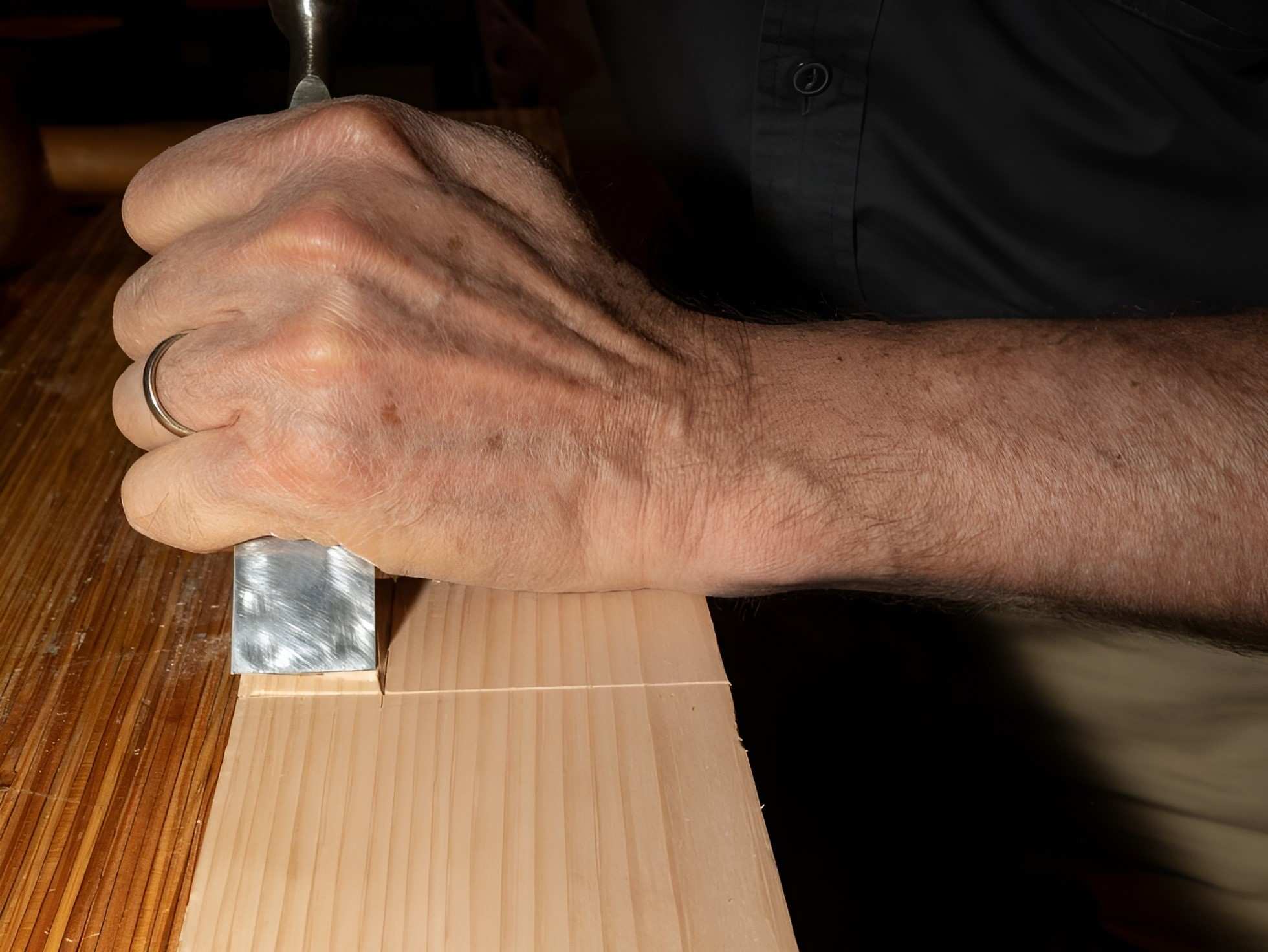 Khi cắt phần lõm, hãy dùng dao bút vạch chu vi của phần lõm. Nếu cẩn thận, bạn thậm chí có thể sử dụng chính chiếc đục. Đặt cái đục vào đường kẻ đã vẽ và gõ nhẹ vào nó để thực hiện đường cắt dọc đầu tiên. Tiếp theo, như minh họa ở trên, nghiêng mũi đục một góc 45 độ và gõ nhẹ vào vết cắt đầu tiên, tạo ra một mảnh gỗ nhỏ hình sóng. 