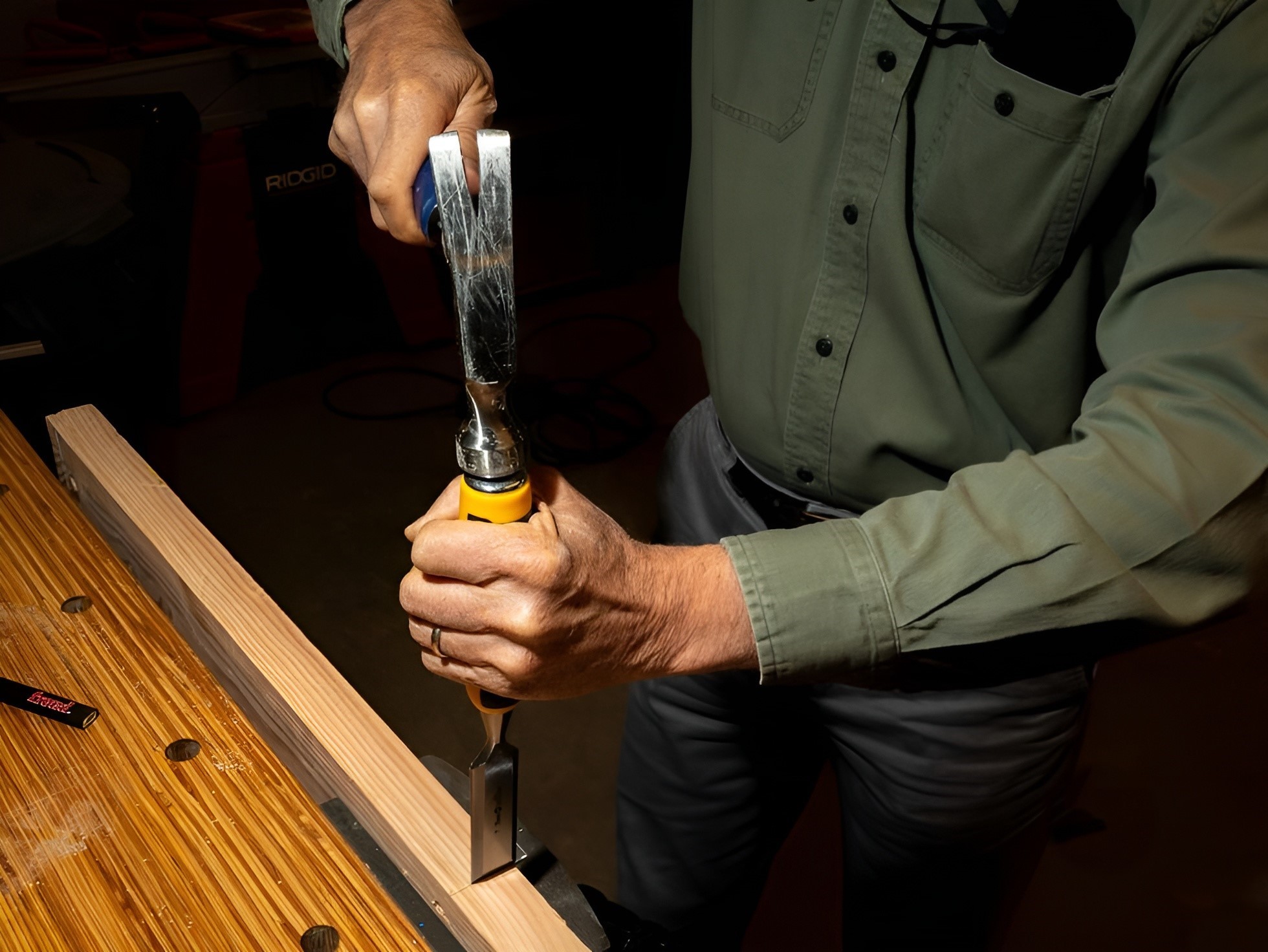 Một cái đục sẽ chỉ cắt chính xác khi bạn cầm nó. Nó phải thẳng đứng với mặt gỗ và được giữ chắc chắn trên dây. Đập mạnh chiếc đục để nó chìm sâu vào gỗ. Đối với vết cắt rộng hơn chiều rộng của lưỡi đục, hãy sử dụng vết cắt đầu tiên để giúp bạn định vị chiếc đục để hoàn thành vết cắt.