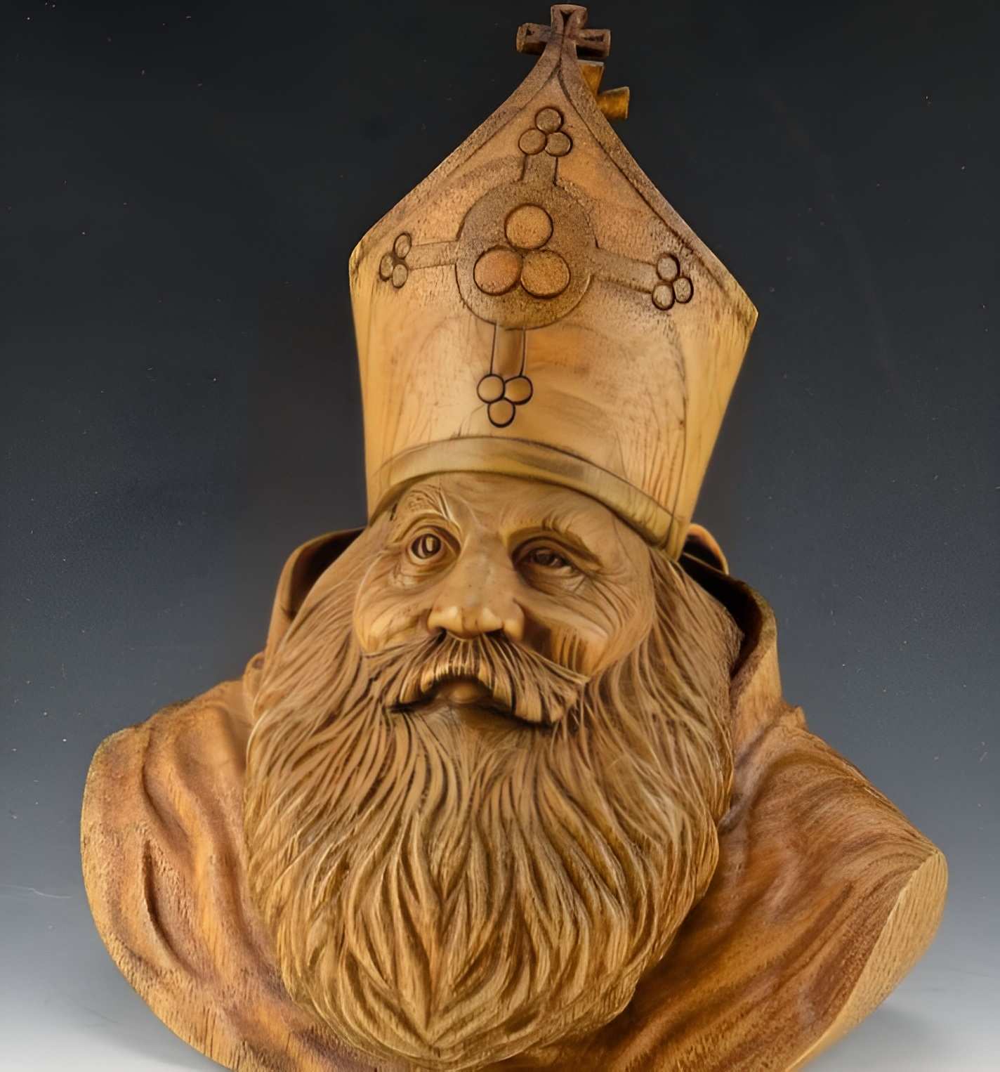​​Thánh Nicholas được chạm khắc trên gỗ butternut (Nguồn: Santas)