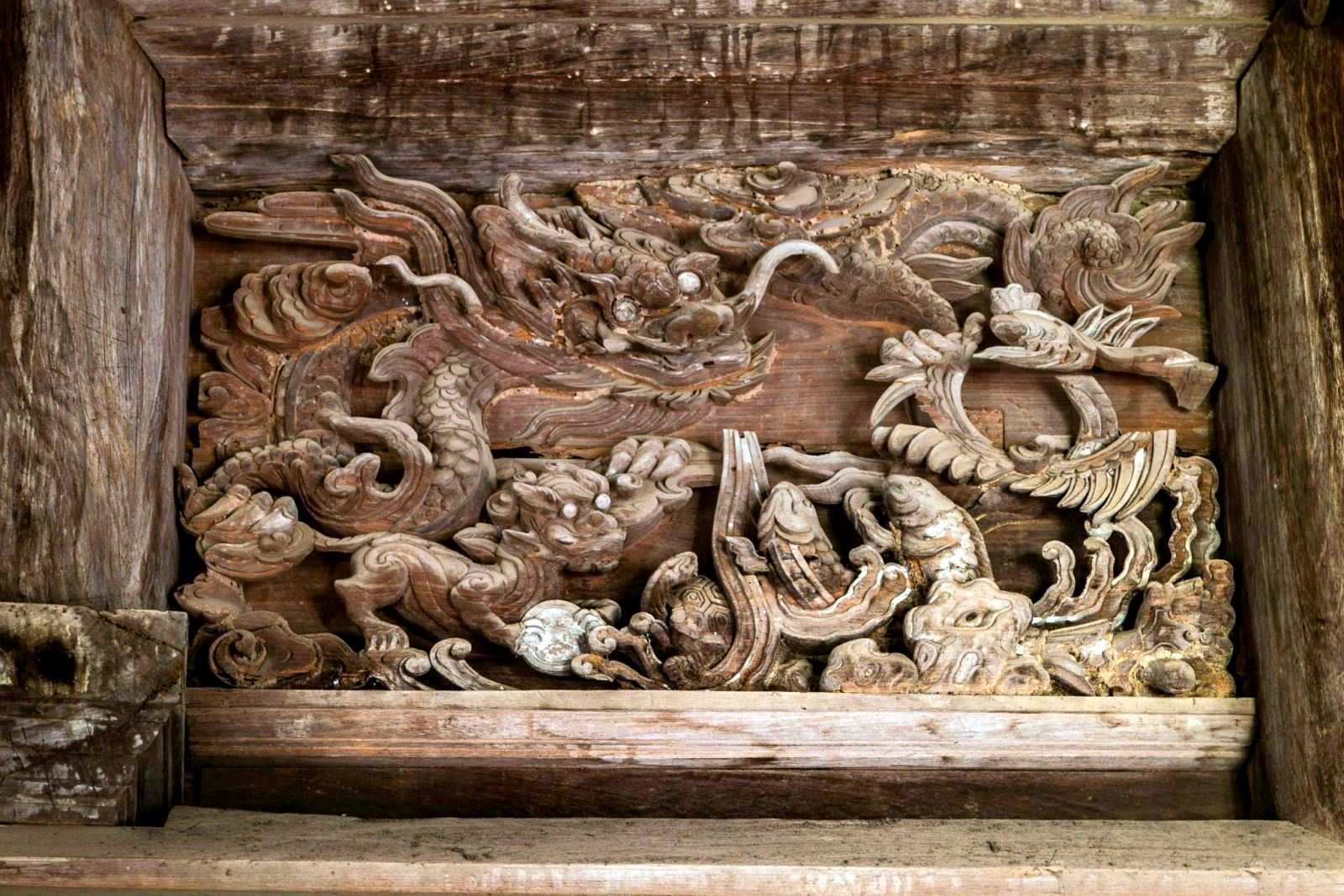 Bức chạm khắc hình rồng trong một ngôi đình cổ kính.