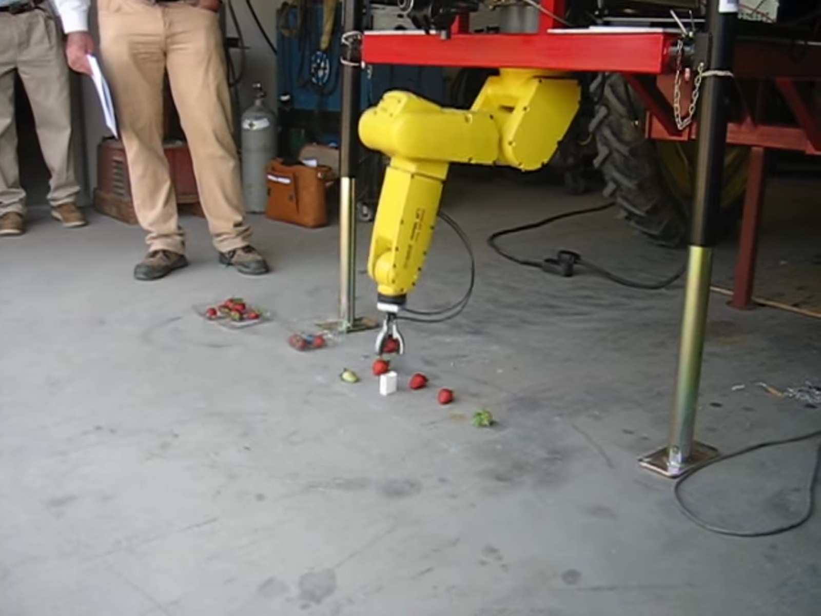 Cánh tay robot trong môi trường được kiểm soát