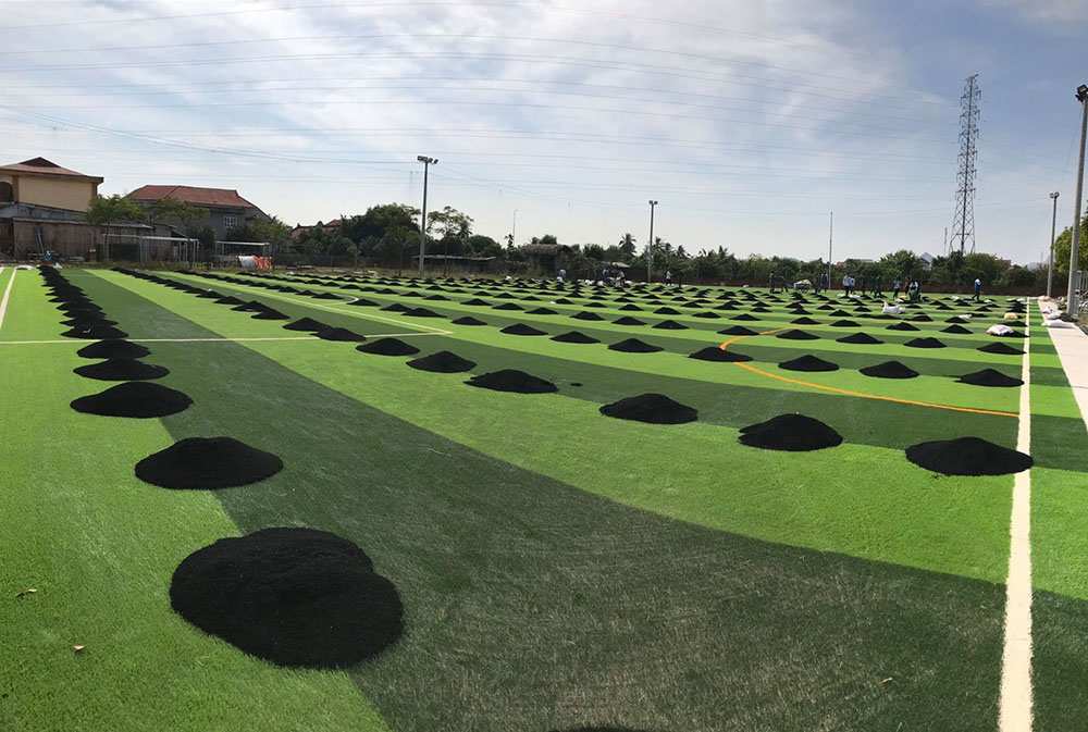 Hạt cao su trải sân cỏ nhân tạo