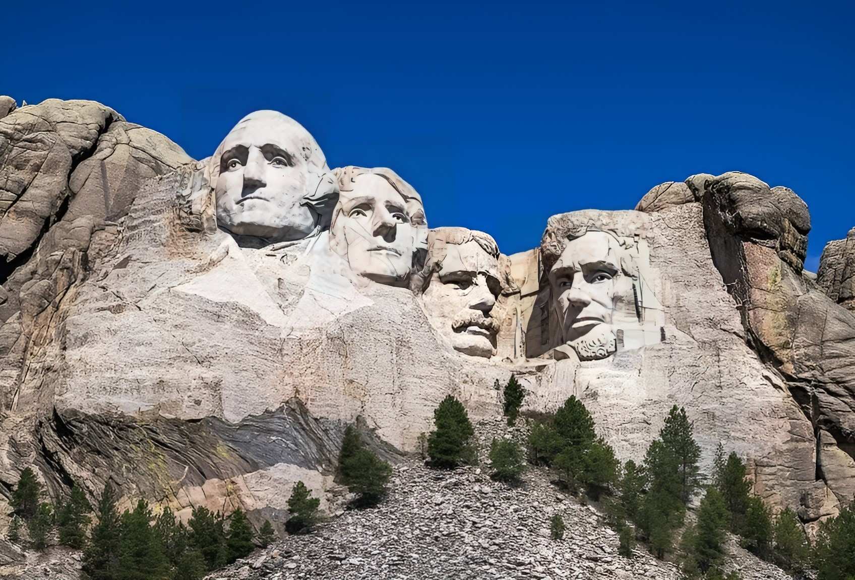 Núi Rushmore với những cái đầu được điêu khắc của George Washington, Thomas Jefferson, Theodore Roosevelt và Abraham Lincoln (từ trái sang phải), được điêu khắc bởi Gutzon Borglum. Nằm ở Nam Dakota, Hoa Kỳ; Thomas Wolf, www.foto-tw.de , CC BY-SA 3.0 , qua Wikimedia Commons