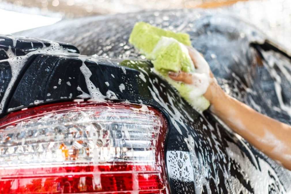 Rửa xe sẽ giúp loại sạch vết bụi đường