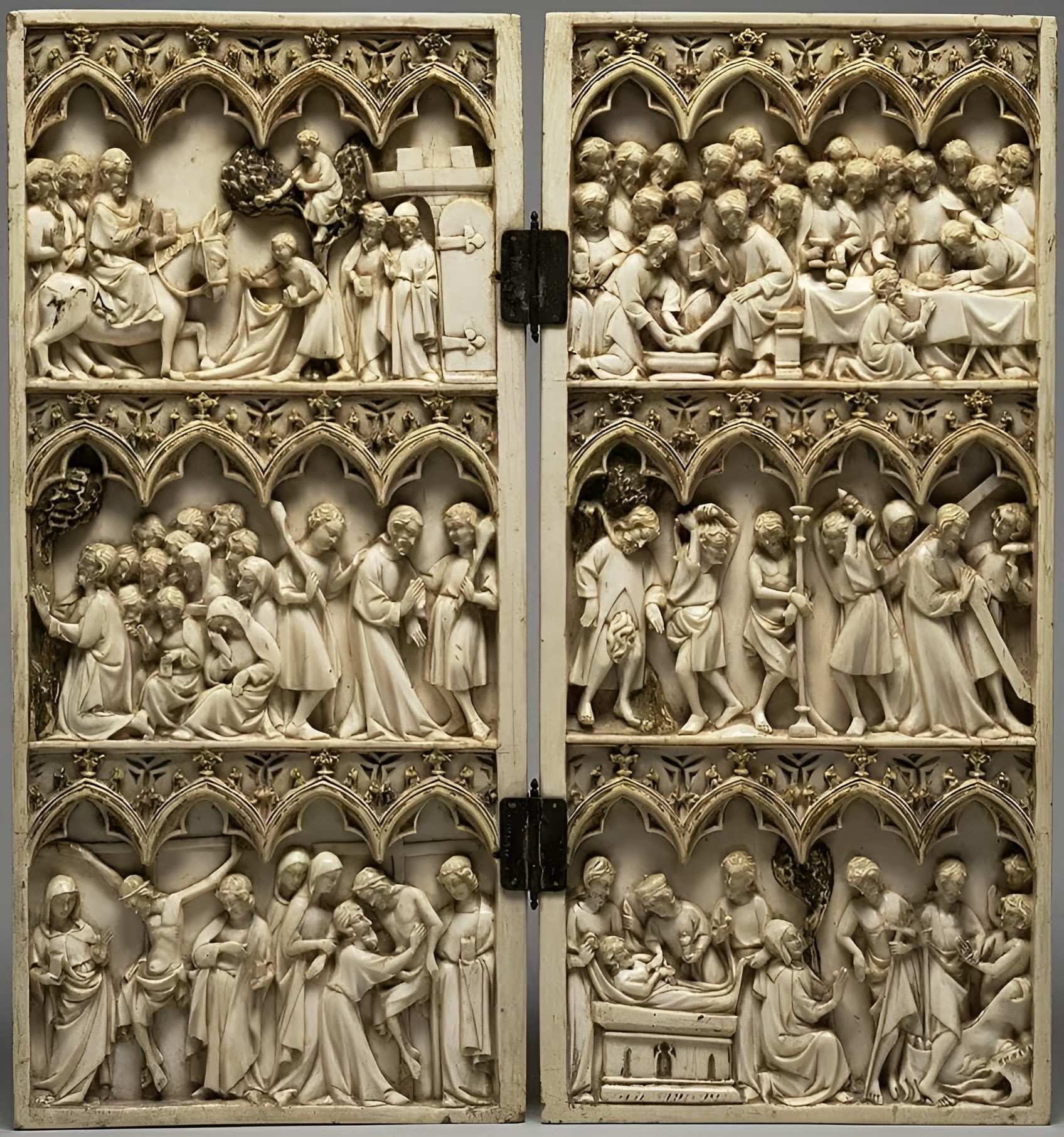 Tranh ghép các cảnh trong cuộc Khổ nạn của Chúa Kitô (từ năm 1350 đến năm 1365), do một nghệ sĩ vô danh tạo ra. Hiện được đặt tại Bảo tàng Nghệ thuật Walters ở Maryland, Hoa Kỳ; Bảo tàng nghệ thuật Walters , phạm vi công cộng, qua Wikimedia Commons