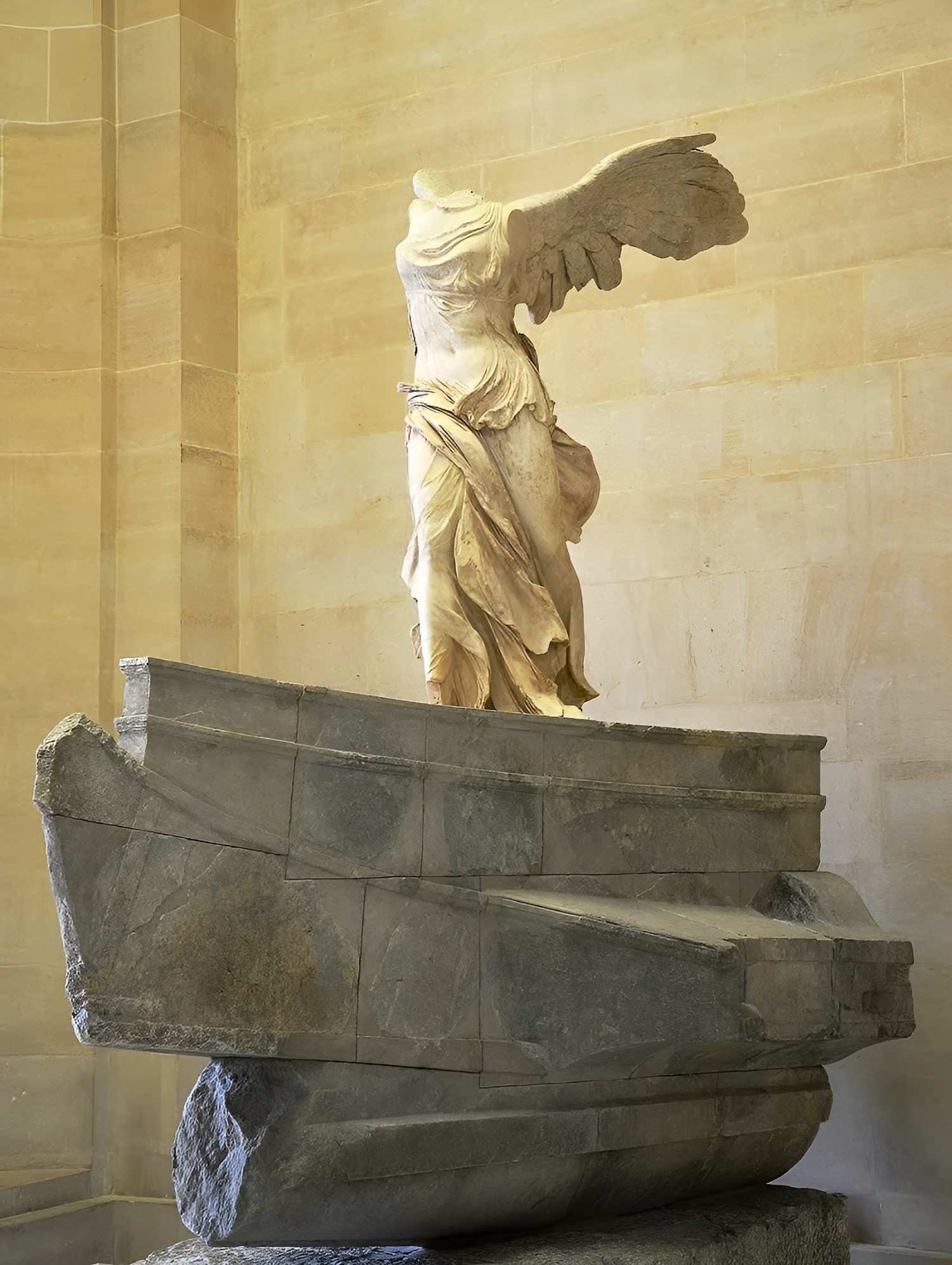 Winged Victory of Samothrace (Nike of Samothrace) của Pythokritos, đặt tại Bảo tàng Louvre ở Paris, Pháp; Pythokritos , Wikimedia Commons có phương tiện truyền thông liên quan đến: Pythokritos