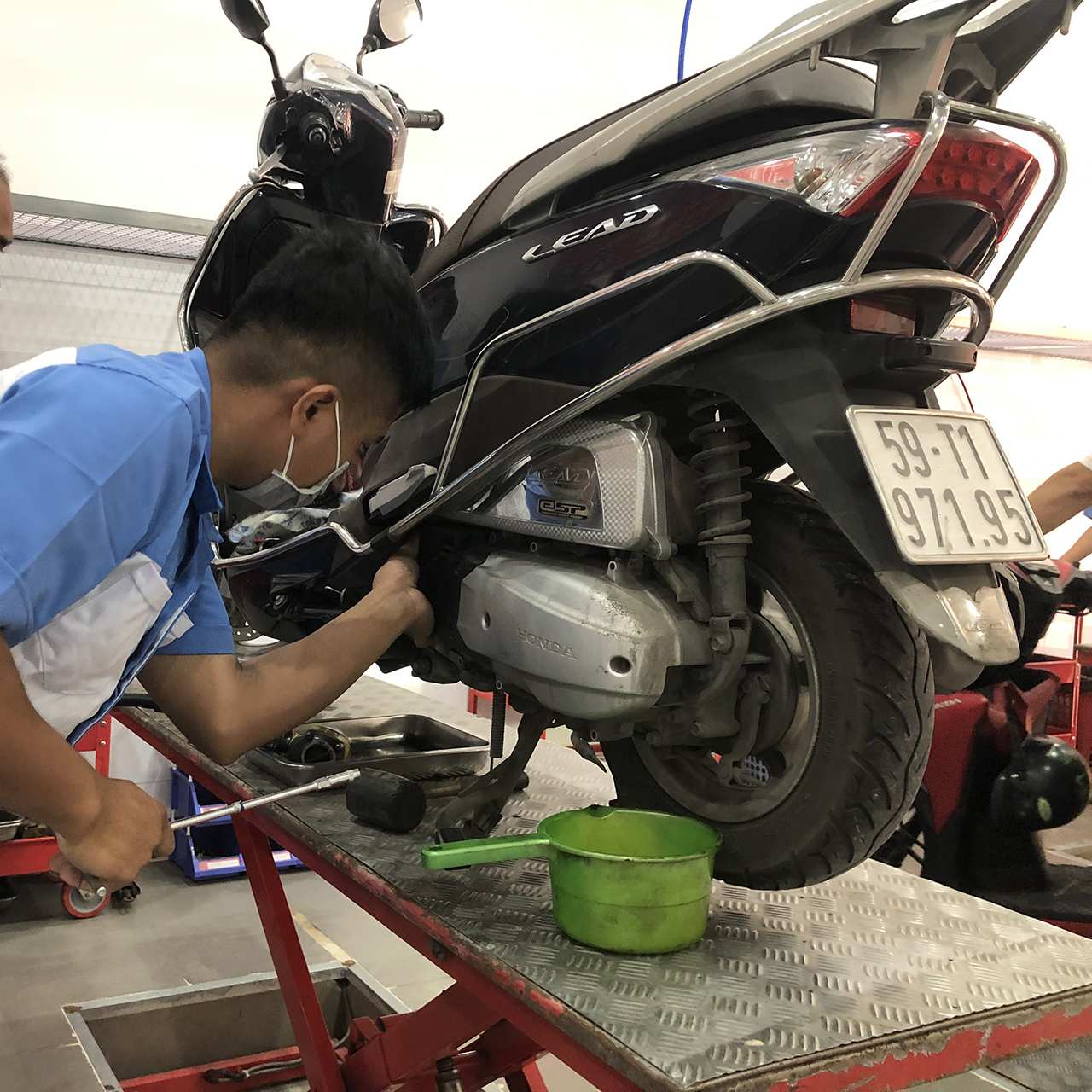 Phương pháp gắn keo được sử dụng rộng rãi trong sửa chữa xe máy