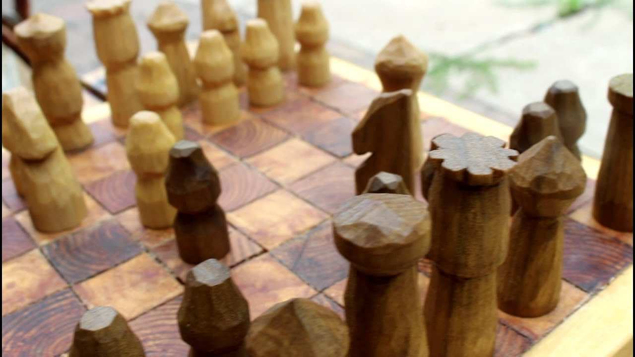 Bộ cờ vua bằng gỗ khắc như thế nào