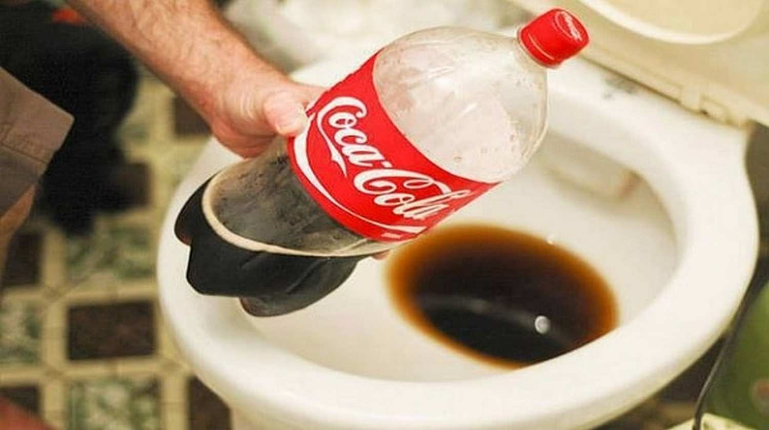 Cách thông tắc cống bằng Coca Cola