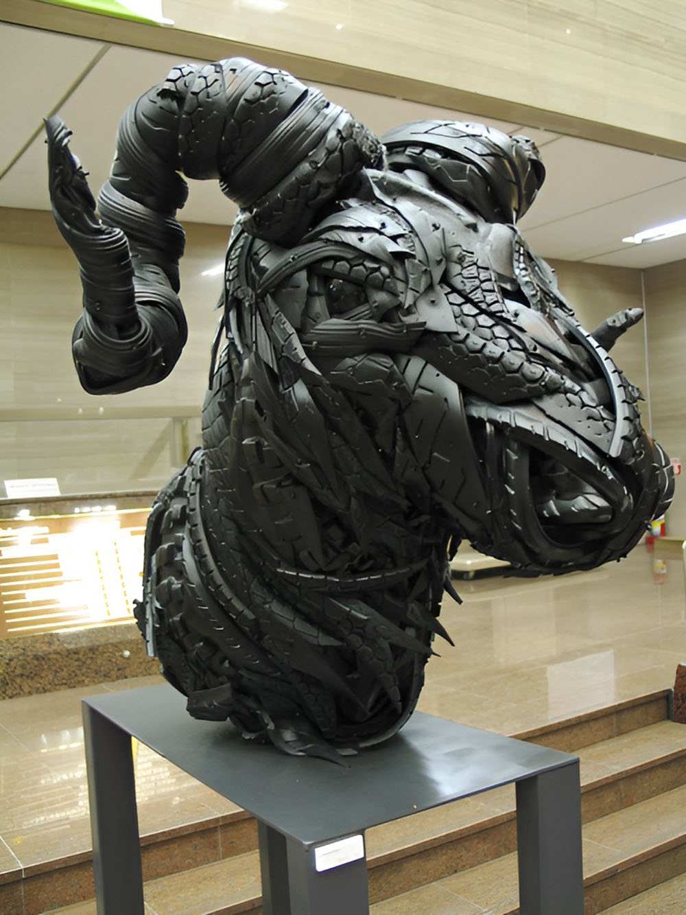 đầu cừu điêu khắc từ lốp xe cũ của nghệ sĩ Ji Hong Ho