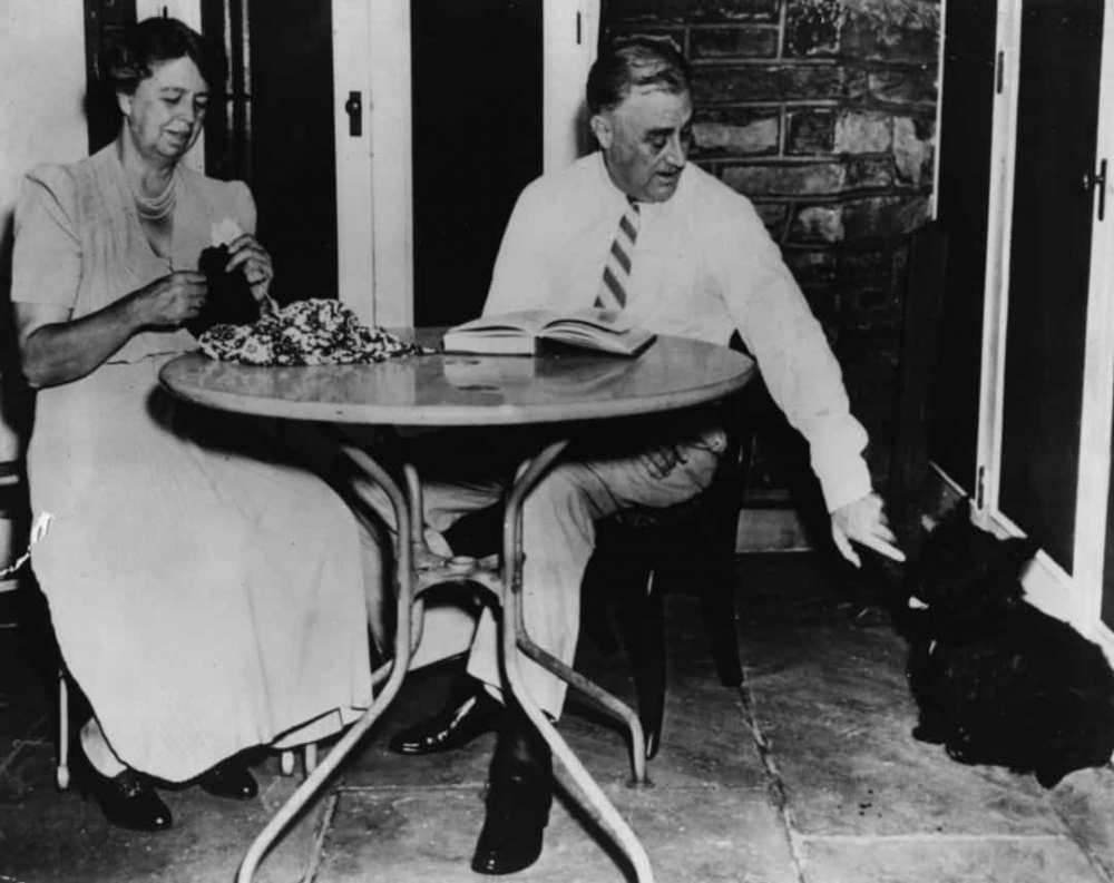 Tổng thống ​Franklin D. Roosevelt cùng phu nhân và chó cưng