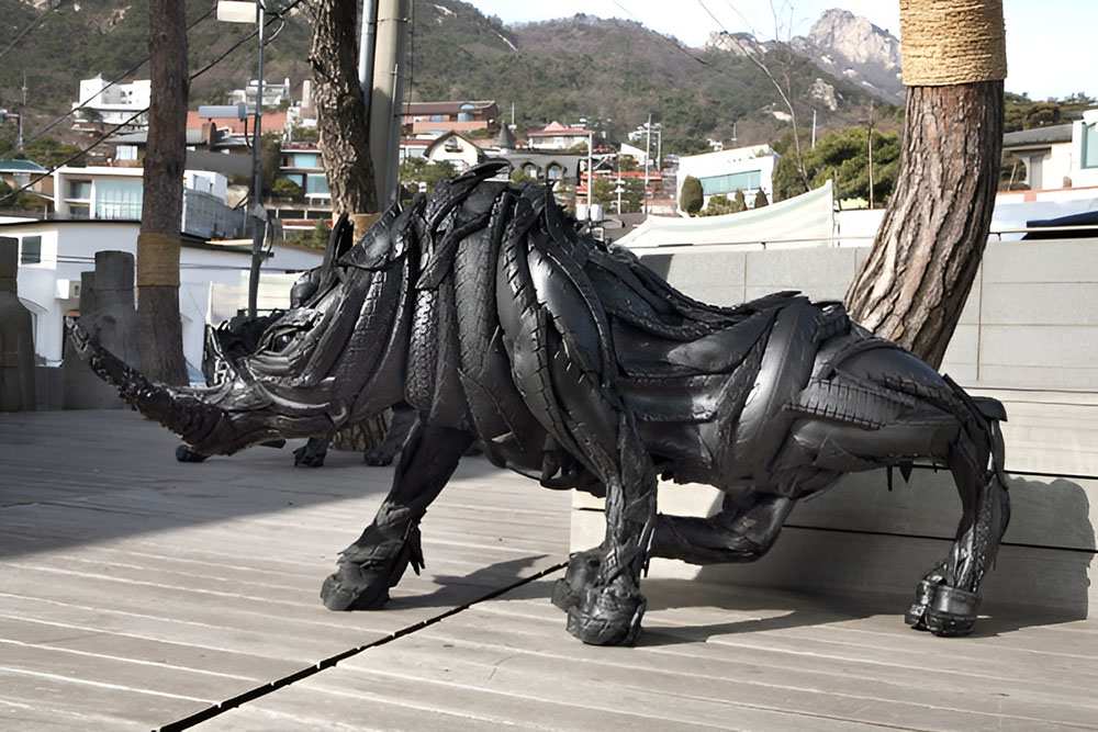 heo rừng điêu khắc từ lốp xe cũ của nghệ sĩ Ji Hong Ho