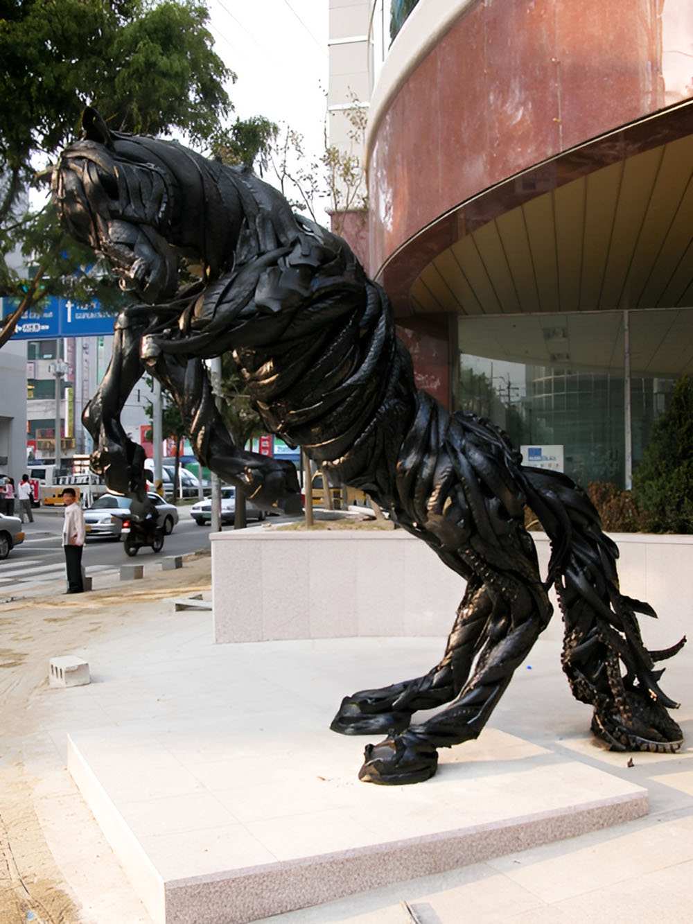 ngựa điêu khắc từ lốp xe cũ của nghệ sĩ Ji Hong Ho
