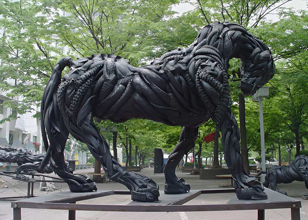 ngựa đột biến điêu khắc từ lốp xe cũ của nghệ sĩ Ji Hong Ho