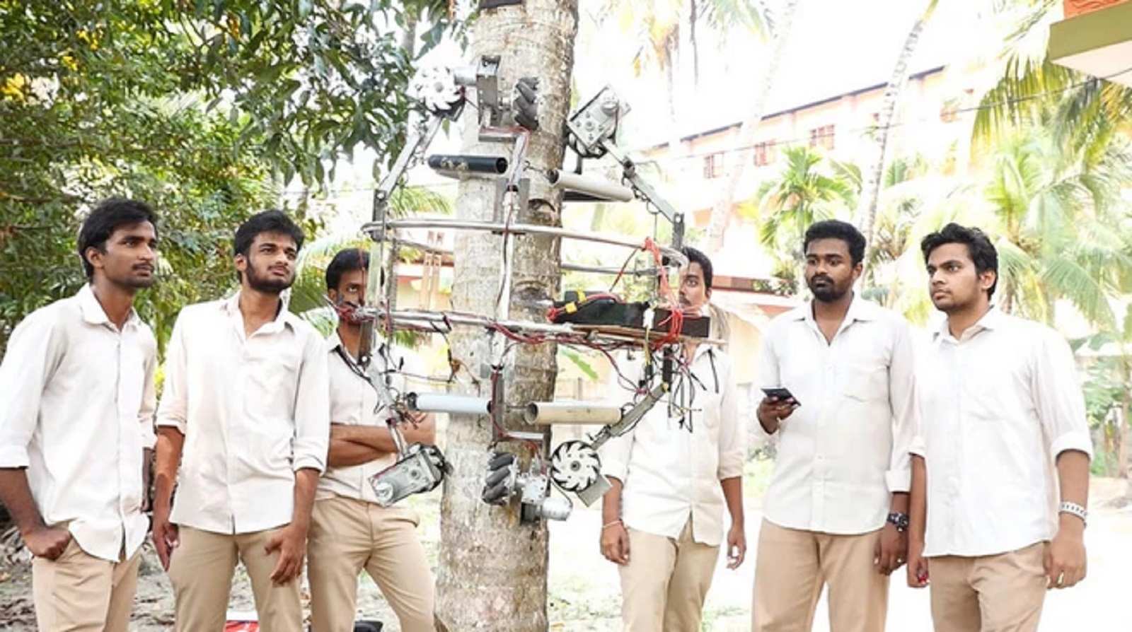 Nhóm nghiên cứu đang thử nghiệm robot thu hoạch dừa Amaran