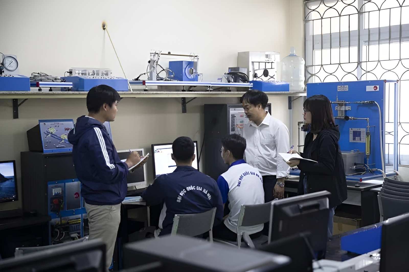 PGS.TS Phạm Minh Thắng và nhóm nghiên cứu robot thu hoạch trái cây