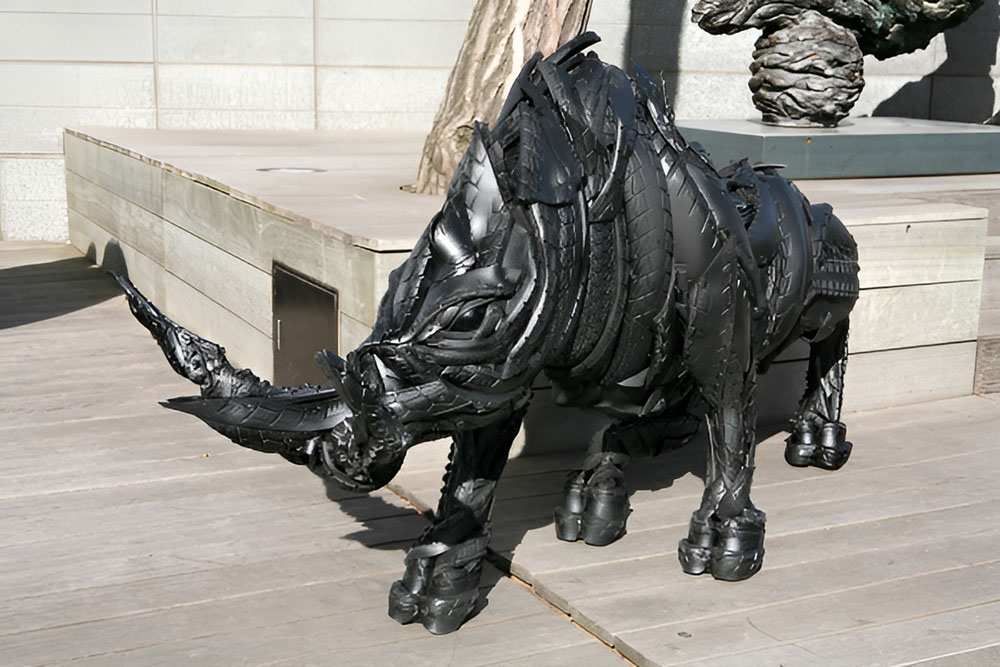 tê giác điêu khắc từ lốp xe cũ của nghệ sĩ Ji Hong Ho