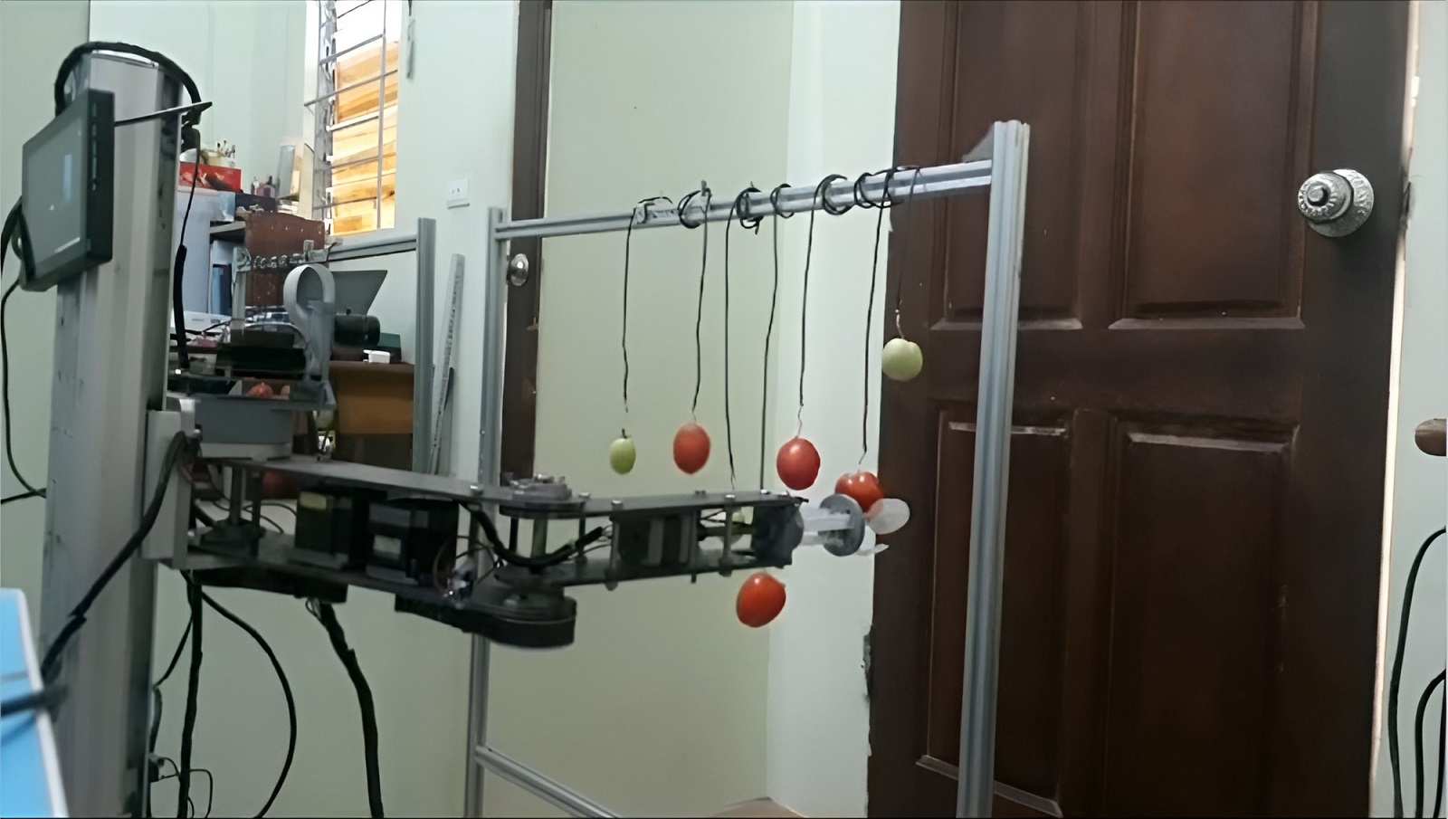 Thử nghiệm robot thu hoạch trái cây
