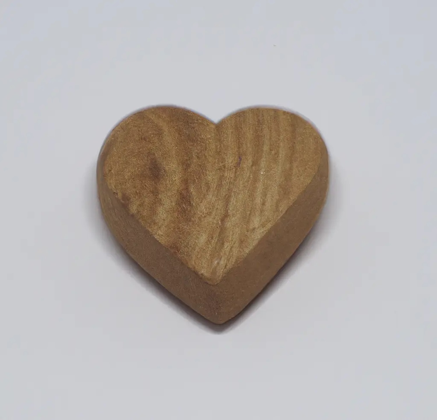 Trái tim khắc gỗ