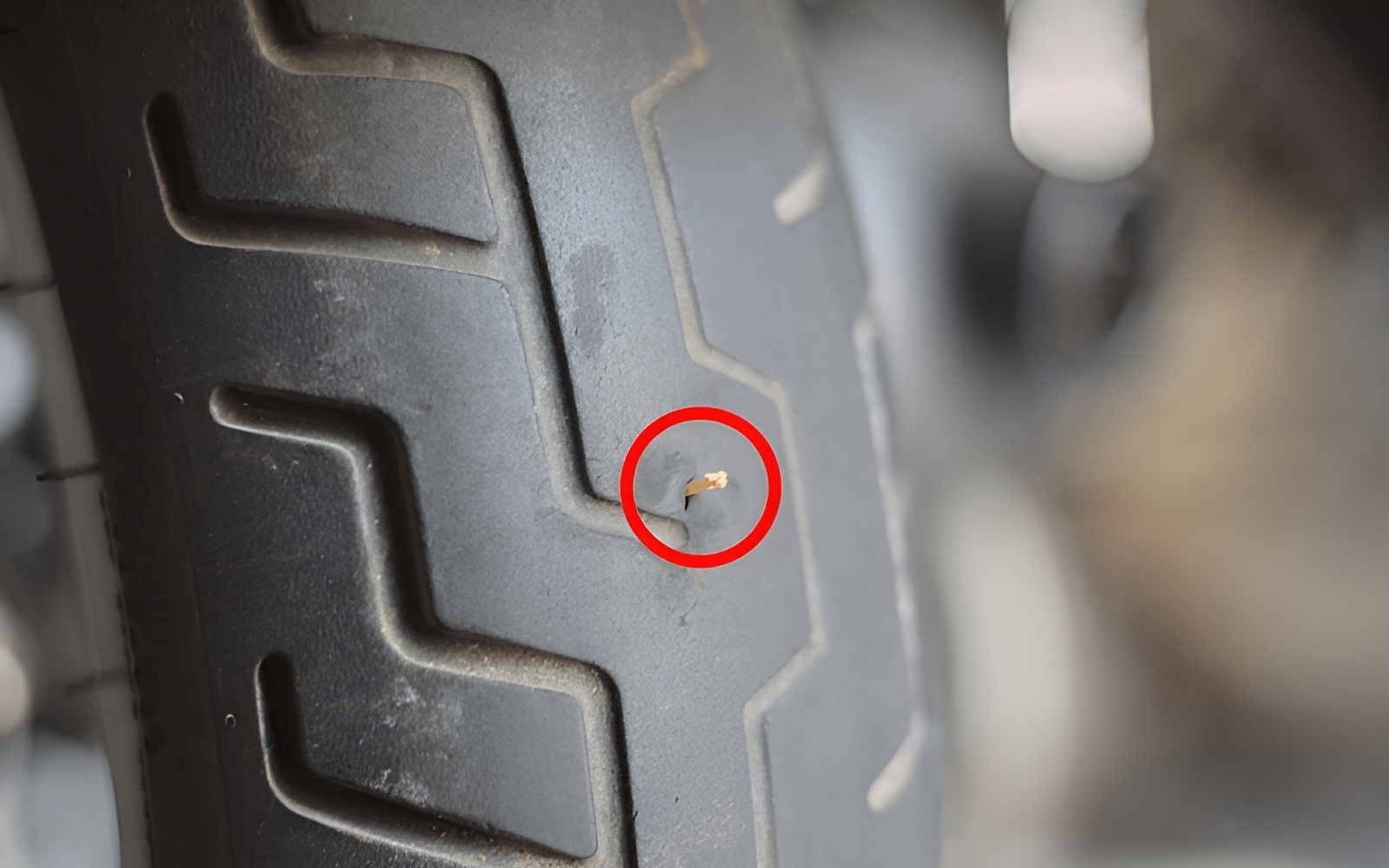 Khi lốp xe đâm phải những dị vật nhọn tạo ra những lỗ nhỏ nếu không vá kịp thời sẽ ảnh hưởng tới săm