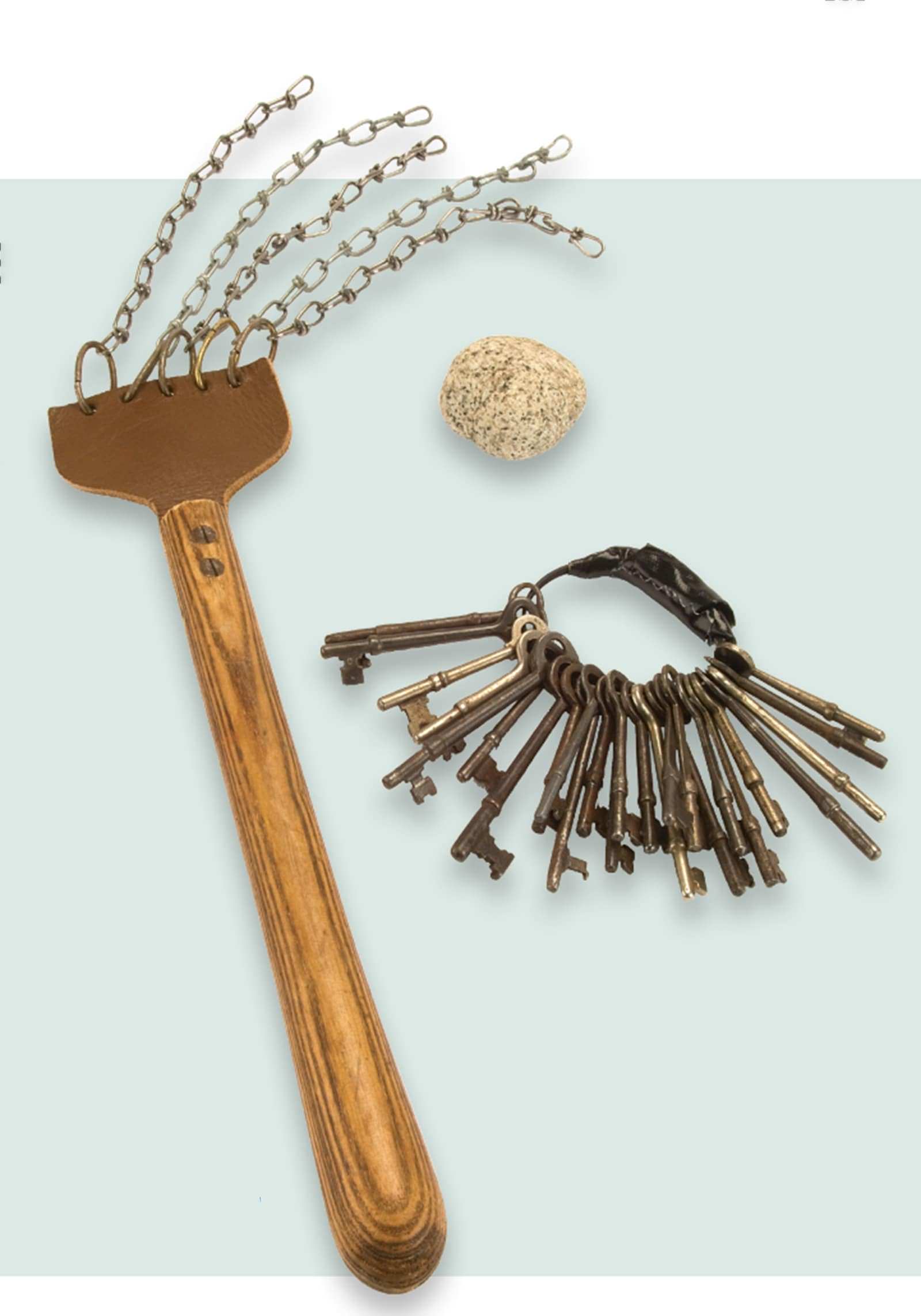 Công cụ tự chế “Desade”, bộ chìa khóa và viên đá