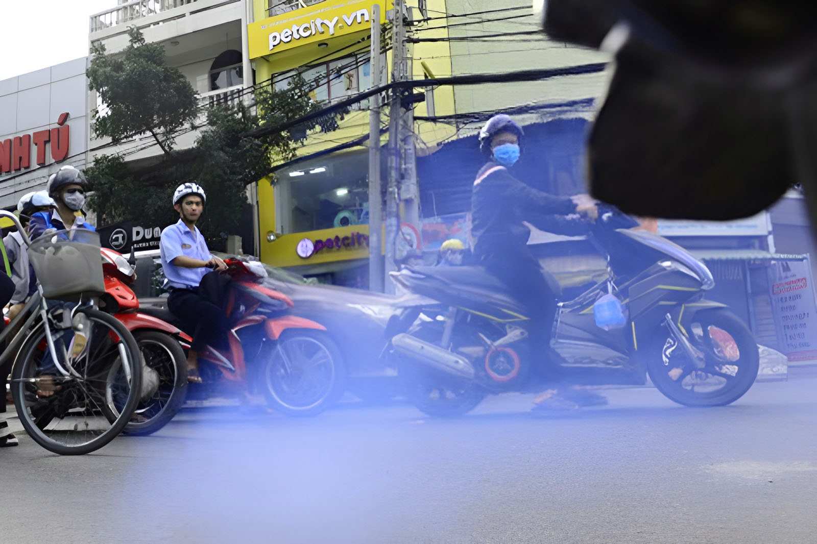 Khi xe máy xả khói xanh là dấu hiệu động cơ đang đốt dầu bôi trơn trong động cơ