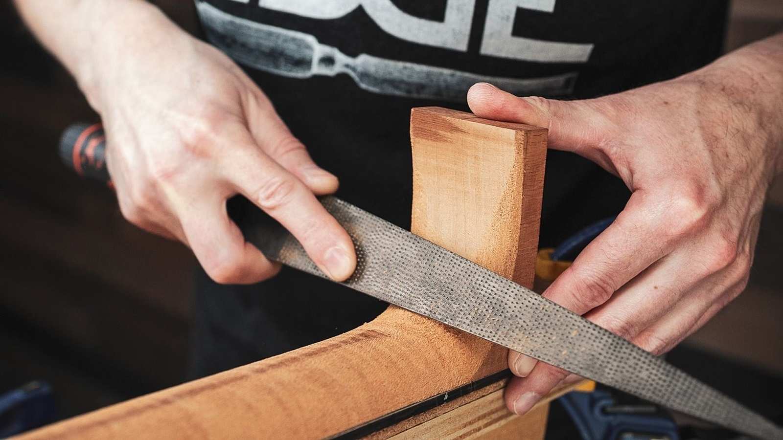 Dùng dũa gỗ để tạo hình ban đầu cho gỗ