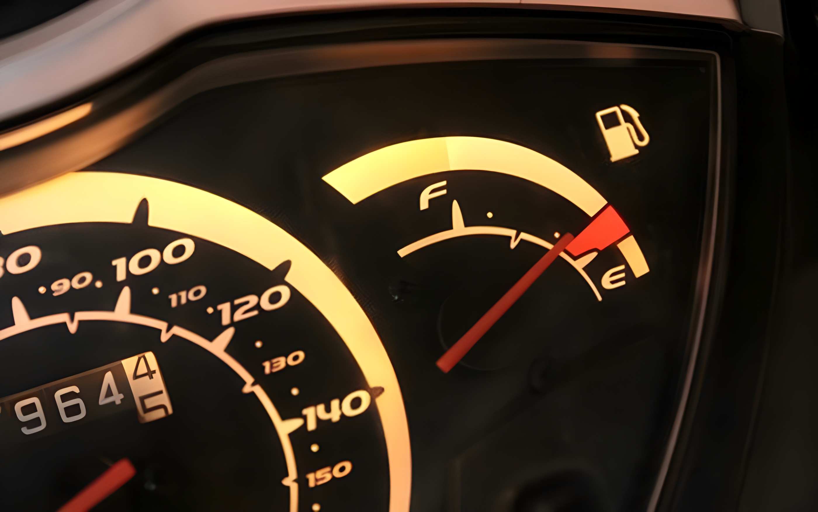 Kiểm tra xăng xe là điều cơ bản nhất khi gặp tình trạng động cơ xe bất ngờ tắt máy
