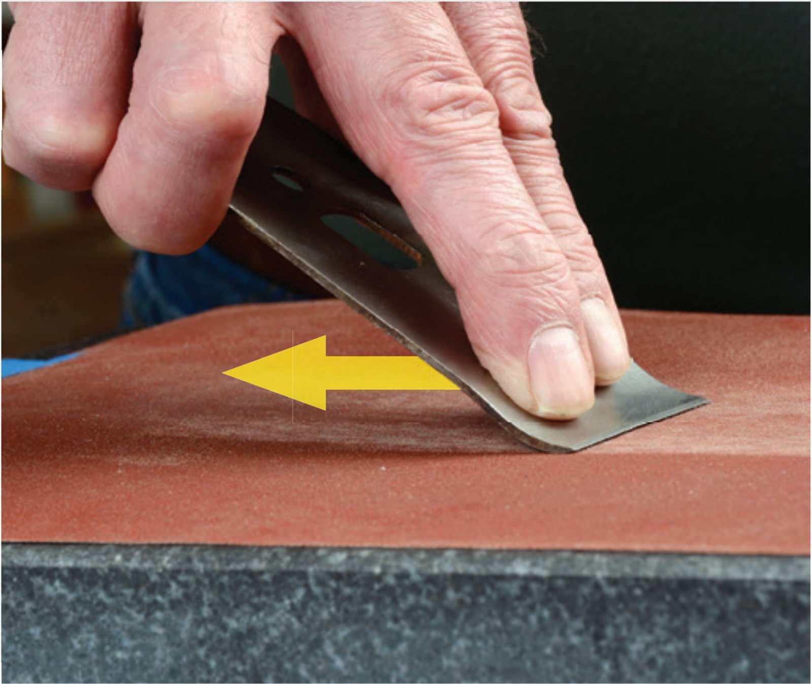 Làm mịn phần trên của bộ phận để giúp các mảnh gỗ đi qua một cách mượt mà mà không bị giãn đoạn. Hãy loại bỏ bất kỳ phần nào nổi lên hay vết cắt và sử dụng chổi đánh bóng để đánh bóng phần này.