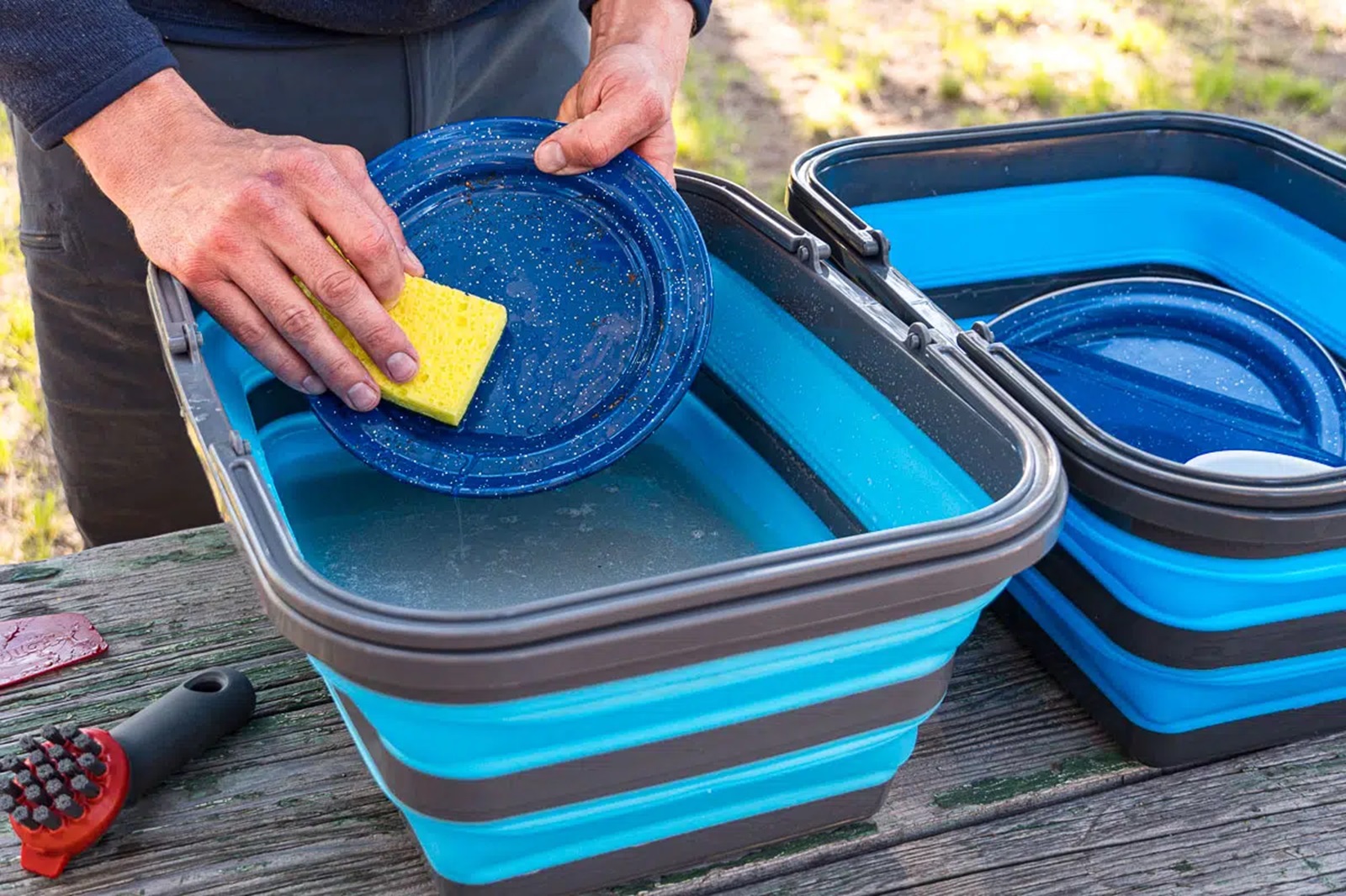 Làm sạch bát đĩa trong quá trình cắm trại