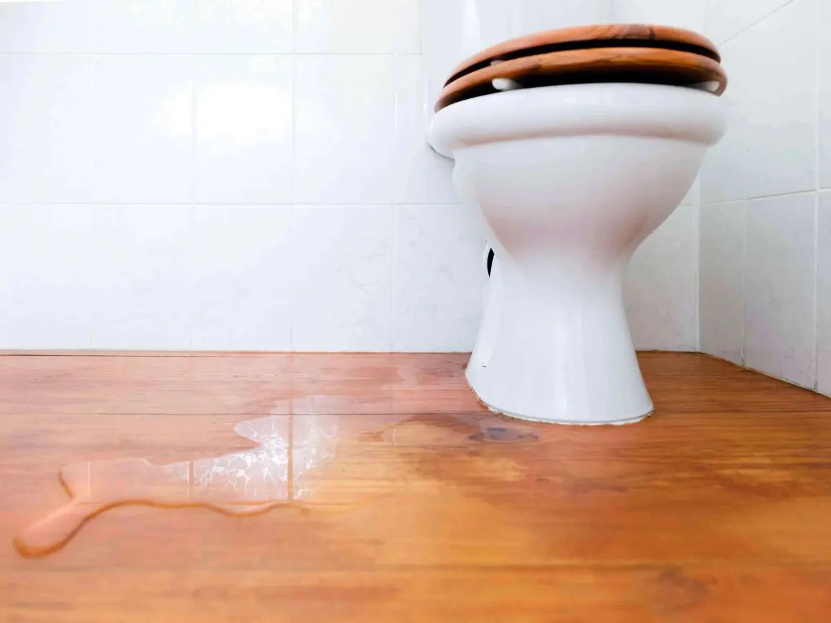Làm thế nào để bạn sửa chữa sàn tắm bị rò rỉ