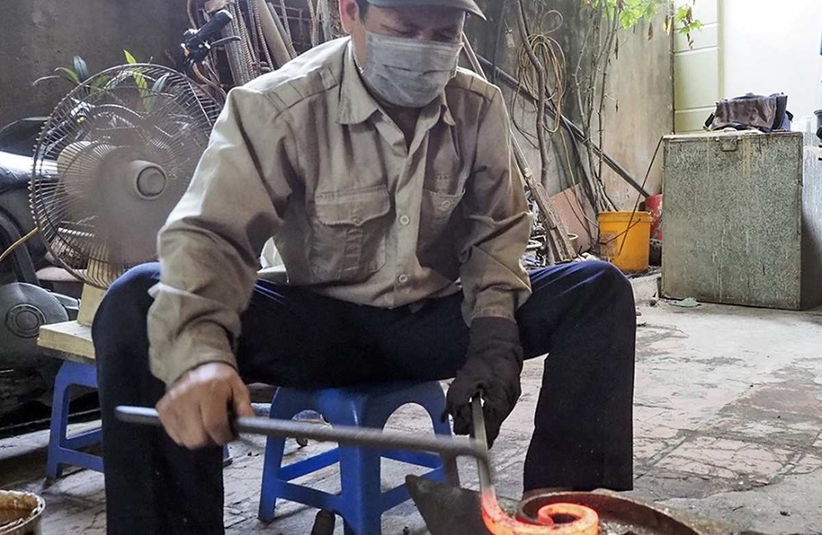 Nghệ nhân Hà Nội giữ lửa hàng rèn