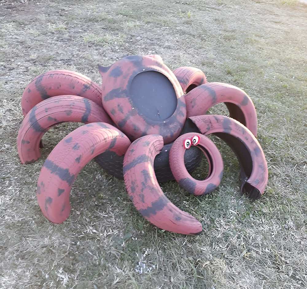 nhện hồng trang trí khu vui chơi sáng tạo từ lốp xe cũ