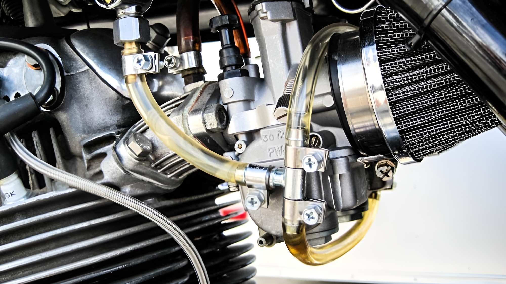Vấn đề ở bộ chế hòa khí và hệ thống nạp khí trên xe máy thường là nguyên do dẫn tới sự số không chạy rà ở xe máy