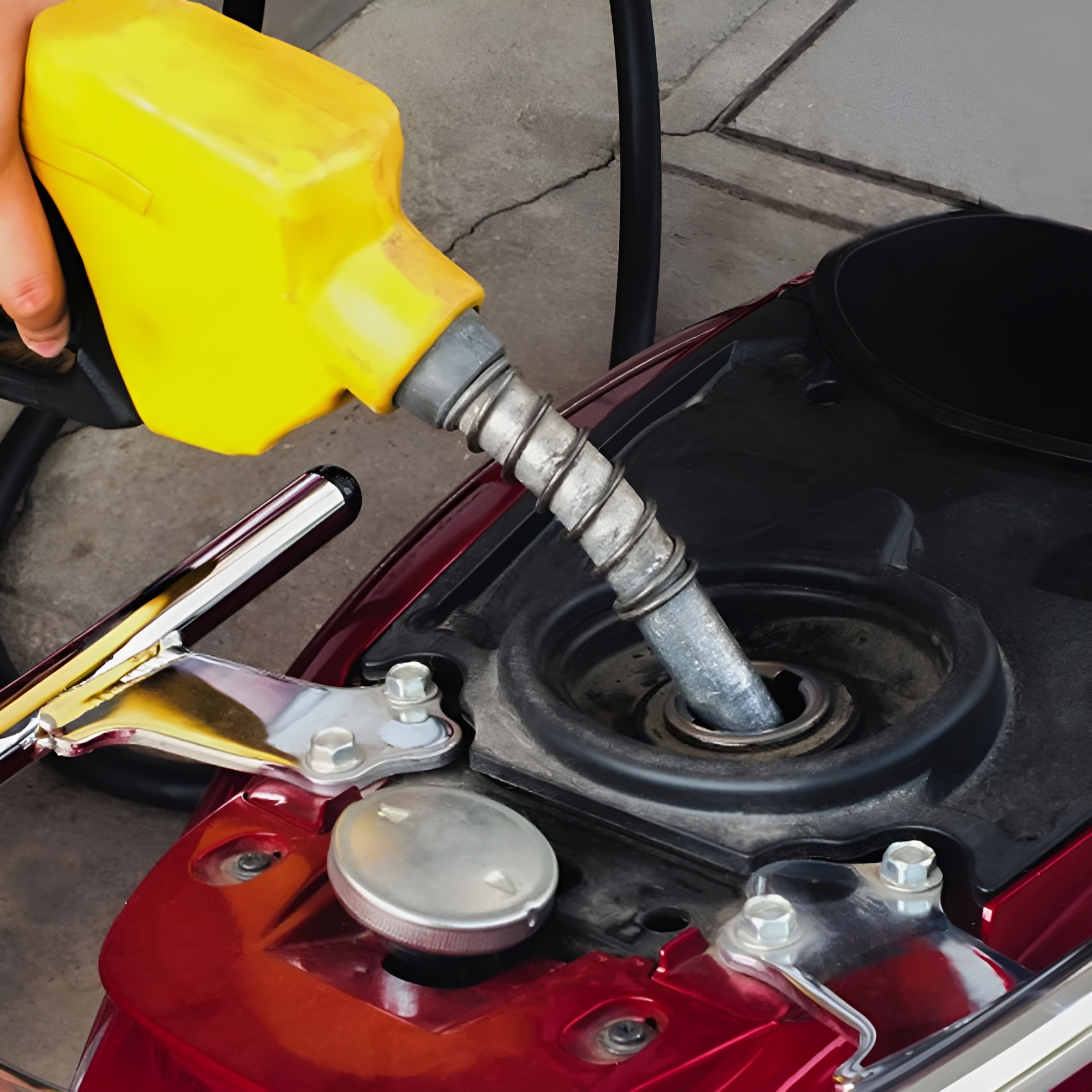 Sử dụng loại xăng không phù hợp cũng có thể là nguyên nhân dẫn tới quả tải nhiệt ở động cơ xe máy