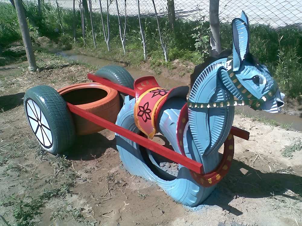 xe ngựa trang trí khu vui chơi từ lốp xe cũ