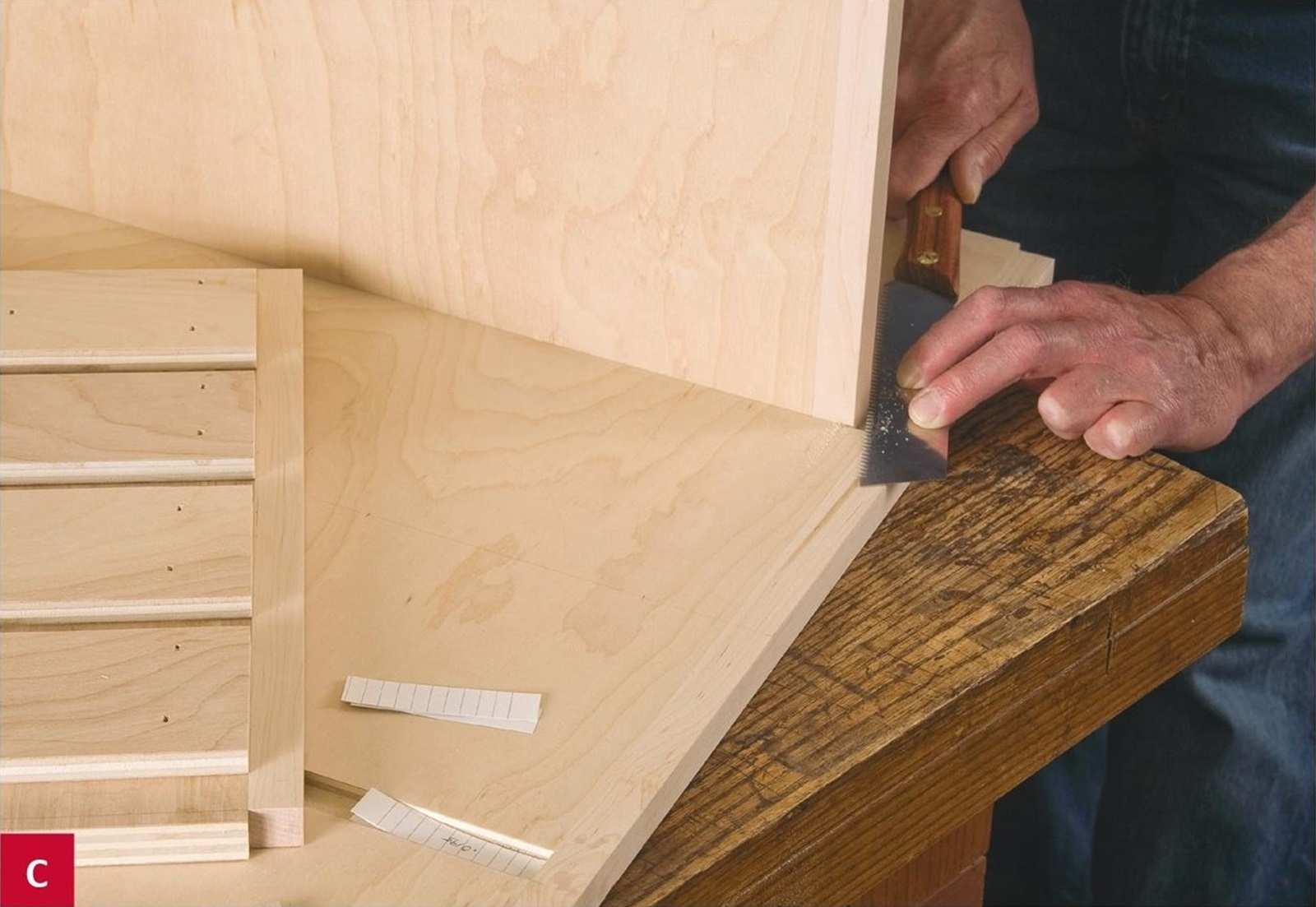 Đặt ván gỗ C vào trong rãnh Dado của ván gỗ A, sau đó dùng cưa tay để cắt phần viền ngoài đi.
