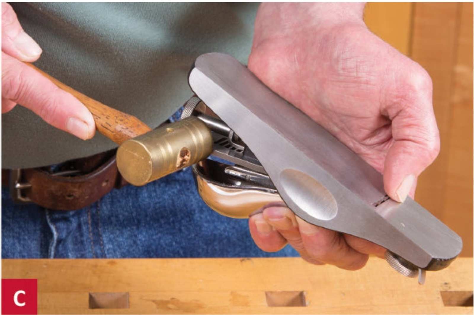 Để điều chỉnh lưỡi dao theo phương ngang, hãy sử dụng một cái búa nhỏ bằng đồng hoặc gỗ để gõ nhẹ nó về phía cạnh dao cho đến khi lưỡi dao phô đều ra ở rãnh cắt.