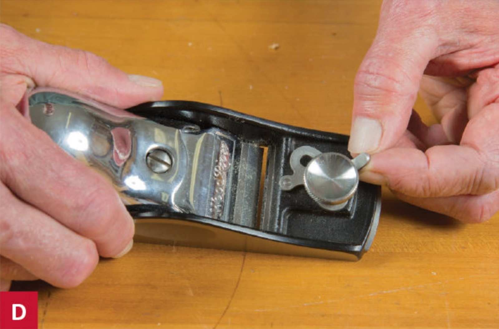 Để điều chỉnh rãnh cắt, hãy nới lỏng cần gạt và sau đó xoay núm xoay để điều chỉnh đóng hay mở rãnh cắt.