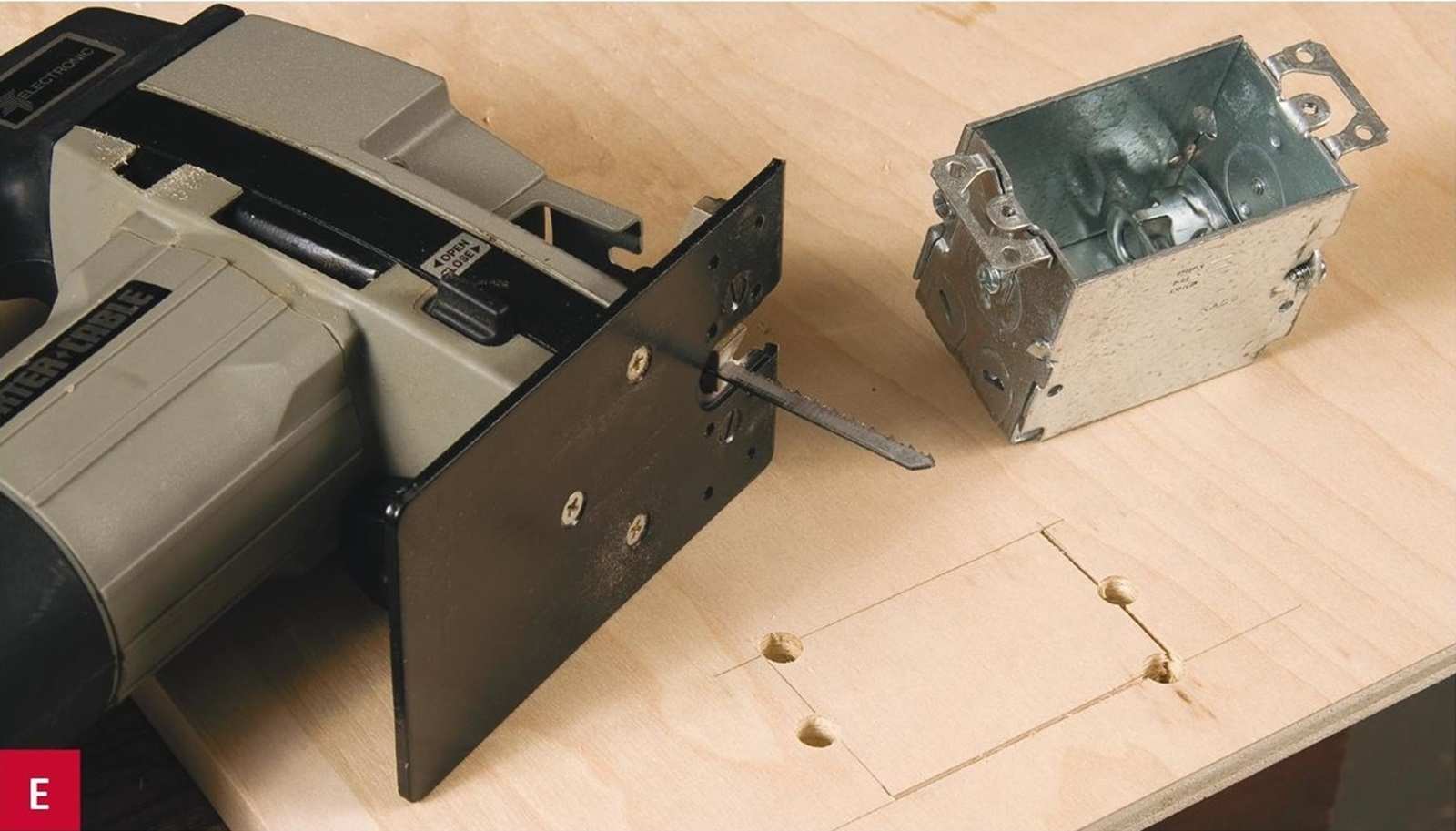 Dùng máy khoan để đục các lỗ theo khung đã kẻ sẵn, sau đó dùng một chiếc máy cưa lọng để cắt theo phần khung dựa vào các lỗ đã được đục sẵn