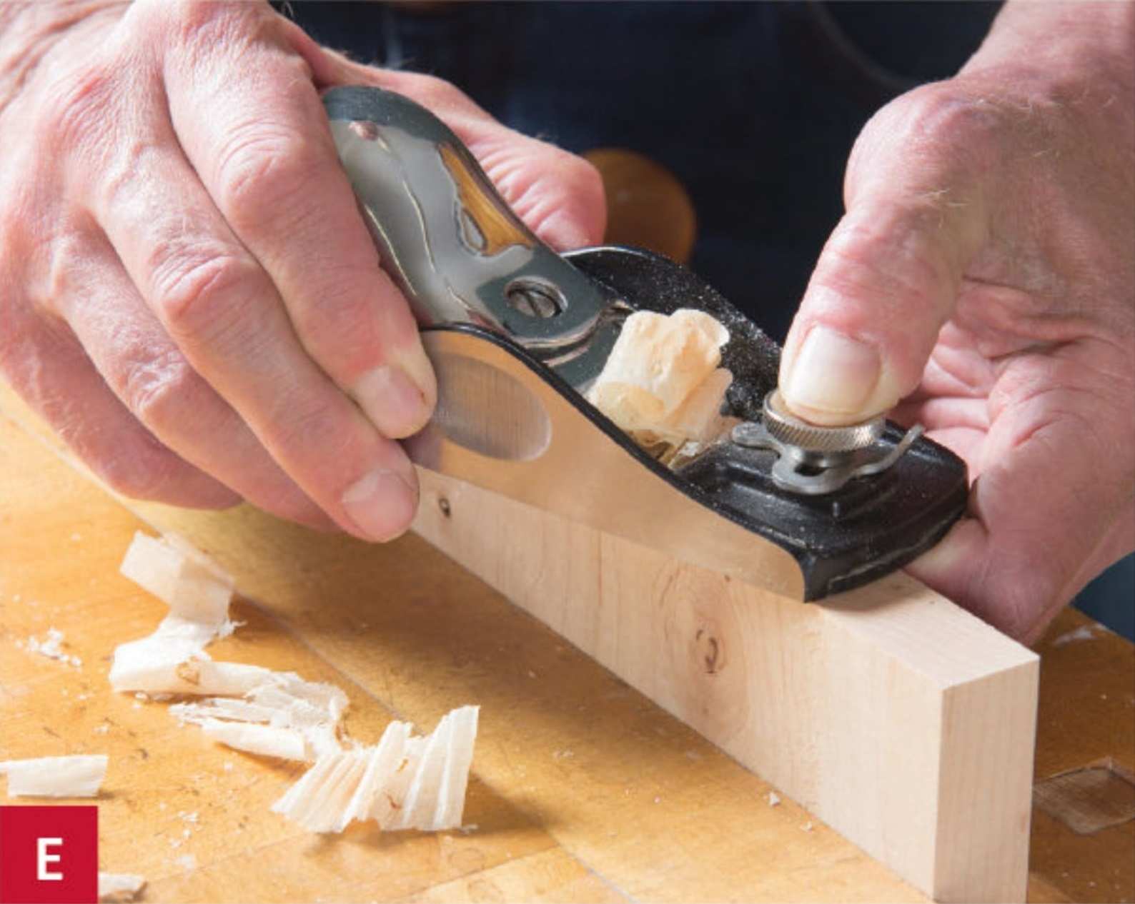 Khi bào các vết cưa, điều quan trọng là lưỡi dao của bạn phải sắc như lưỡi dao cạo và được đặt cho một đường cắt rất mịn. Việc nghiêng bào gỗ một chút sẽ làm công việc trở nên dễ dàng hơn.