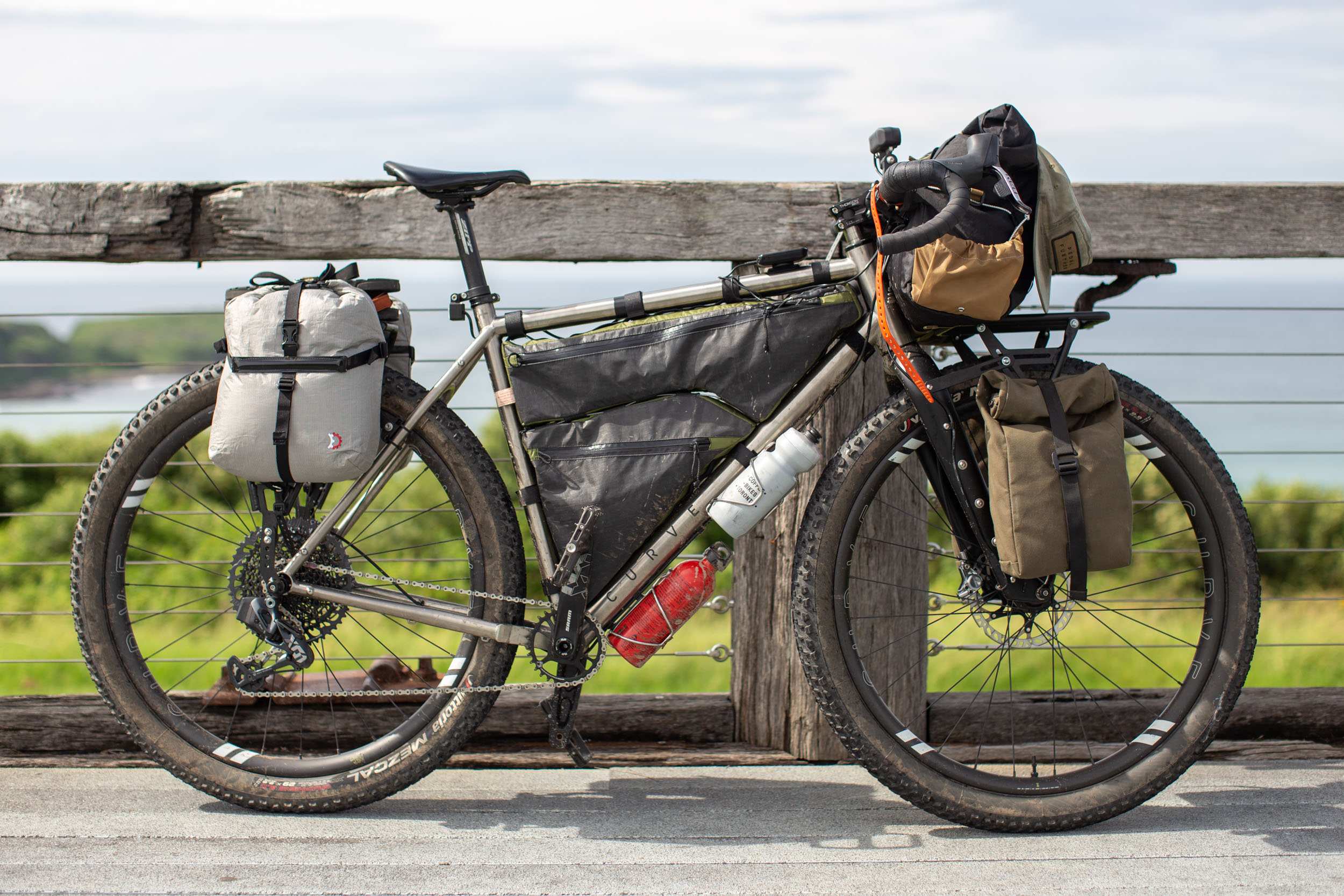 Khung xe titan phù hợp cho việc đạp xe một quãng đường dài mang theo hành lý mà không gây cảm giác khó chịu