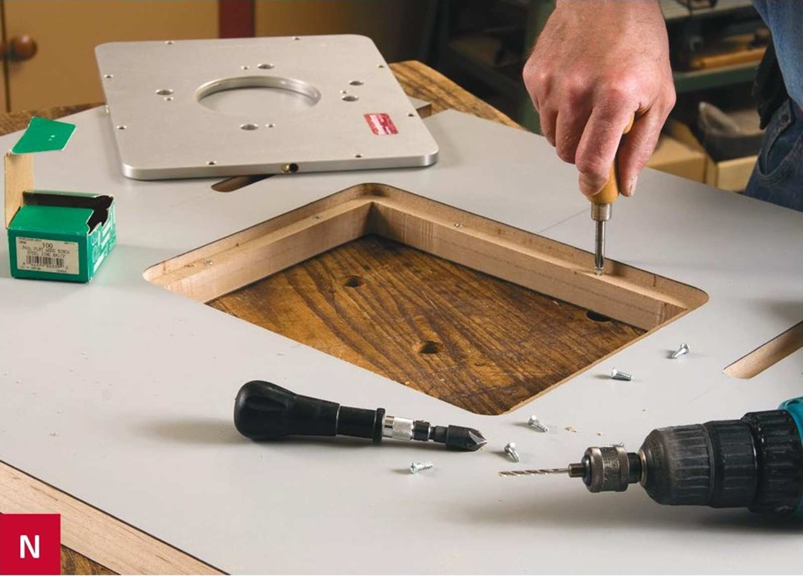 Lắp các ốc vít đầu phẳng vào giúp tấm kim loại được đặt bằng phẳng với mặt bàn
