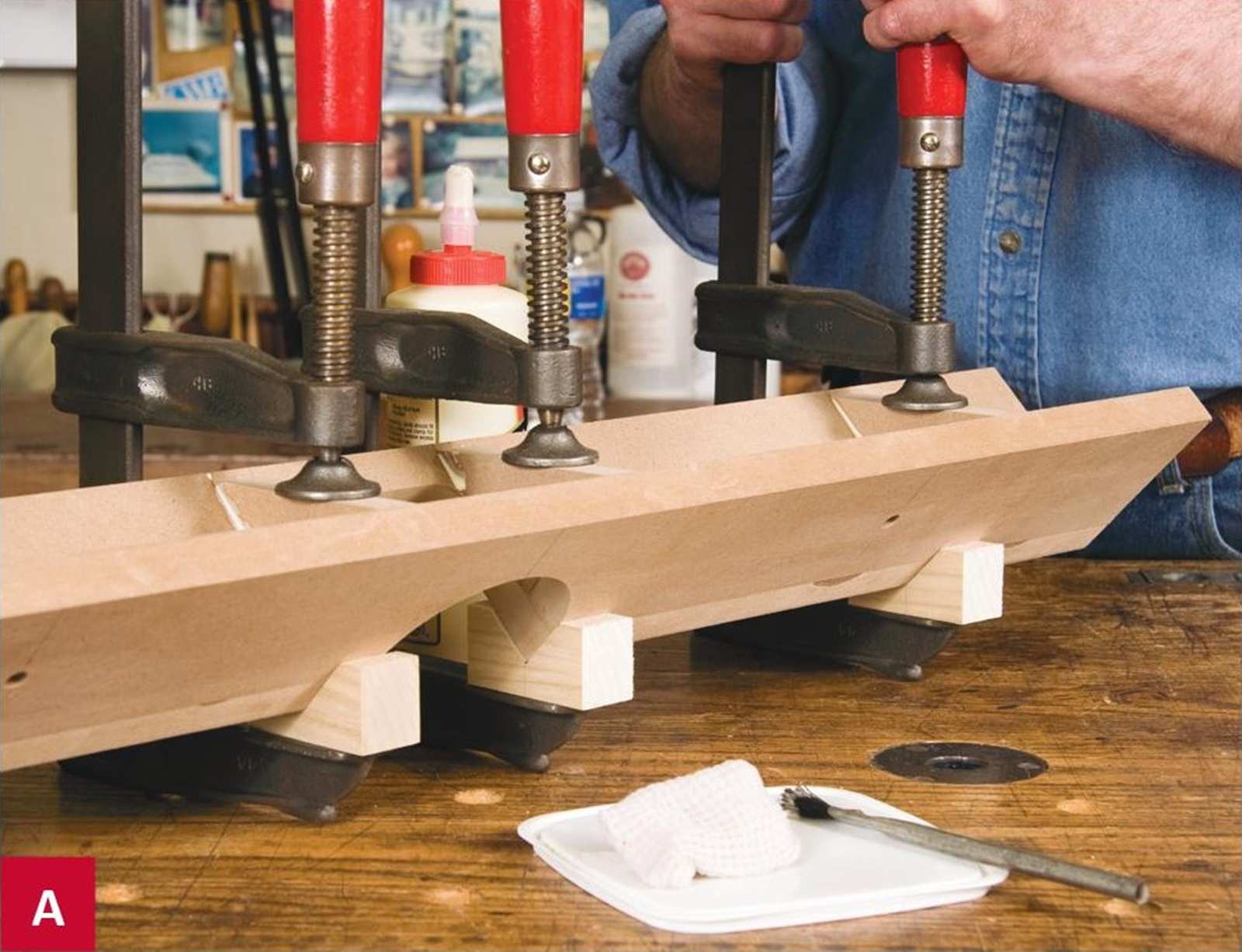 Tạo một bộ đế có dáng hình chữ V giúp hỗ trợ kẹp các miếng gỗ vào