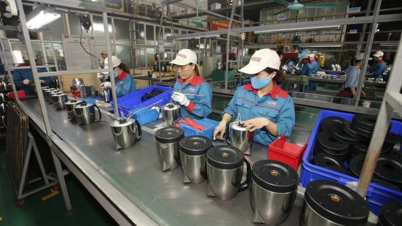Hình ảnh công nhân trong một nhà máy sản xuất của Sunhouse