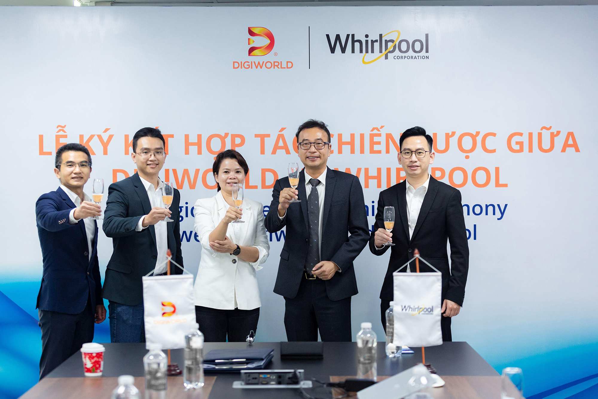 Hình ảnh chúc mừng cho lễ ký kết hợp tác giữa Digiworld và Whirlpool thành công 