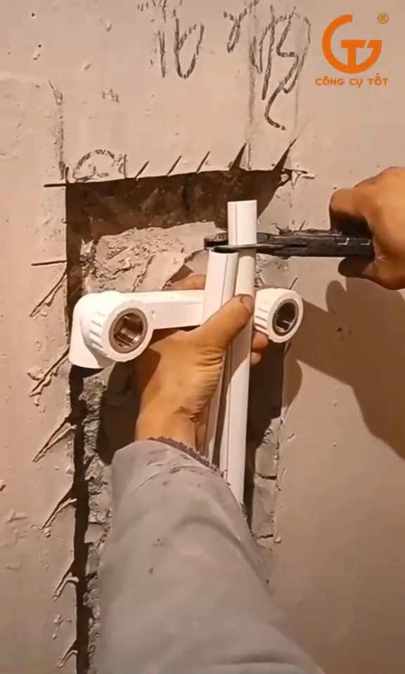 Sử dụng kìm cắt ống cắt phần ống thừa để bên ống được bằng nhau