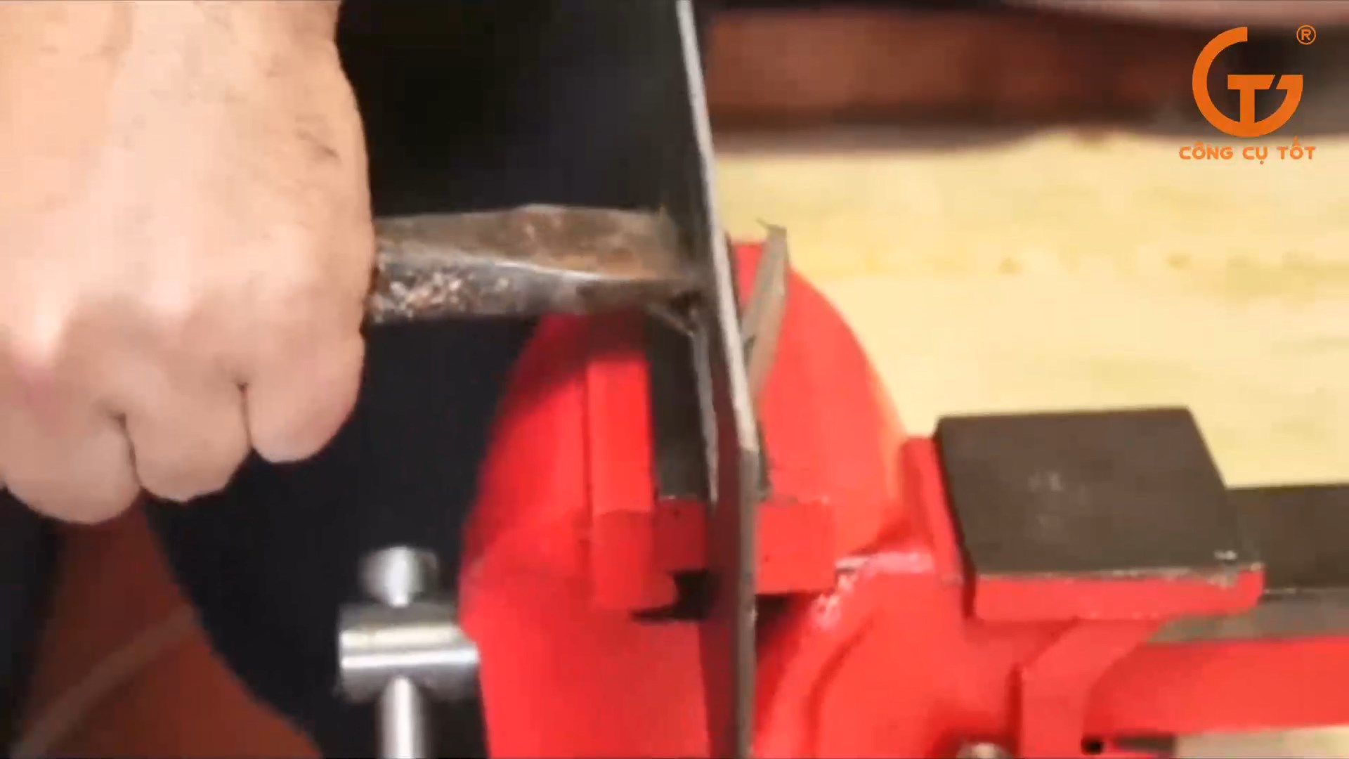 Sử dụng đục kim loại để đẩy miếng kim loại đã được cắt ra ngoài