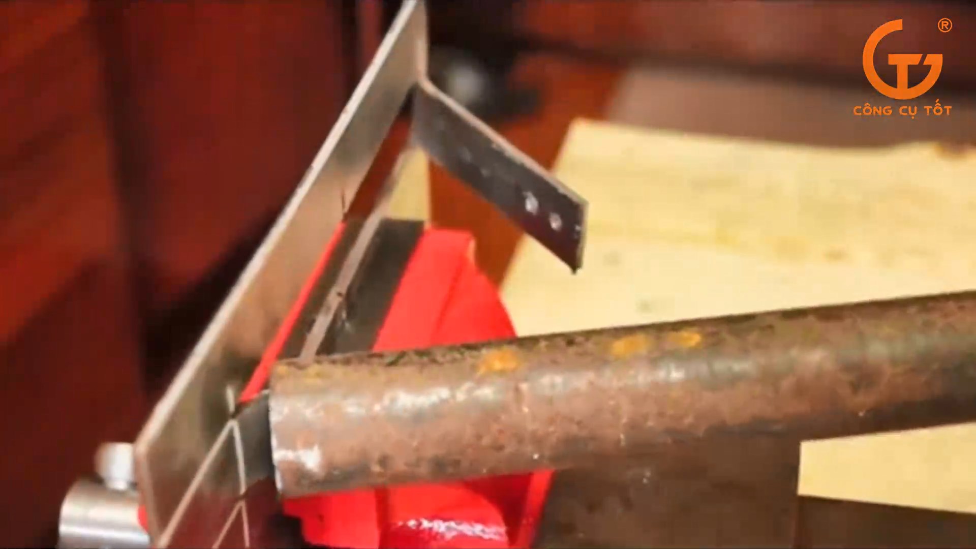 Sử dụng ống kim loại rỗng để bẩy phần được cắt ra bên ngoài