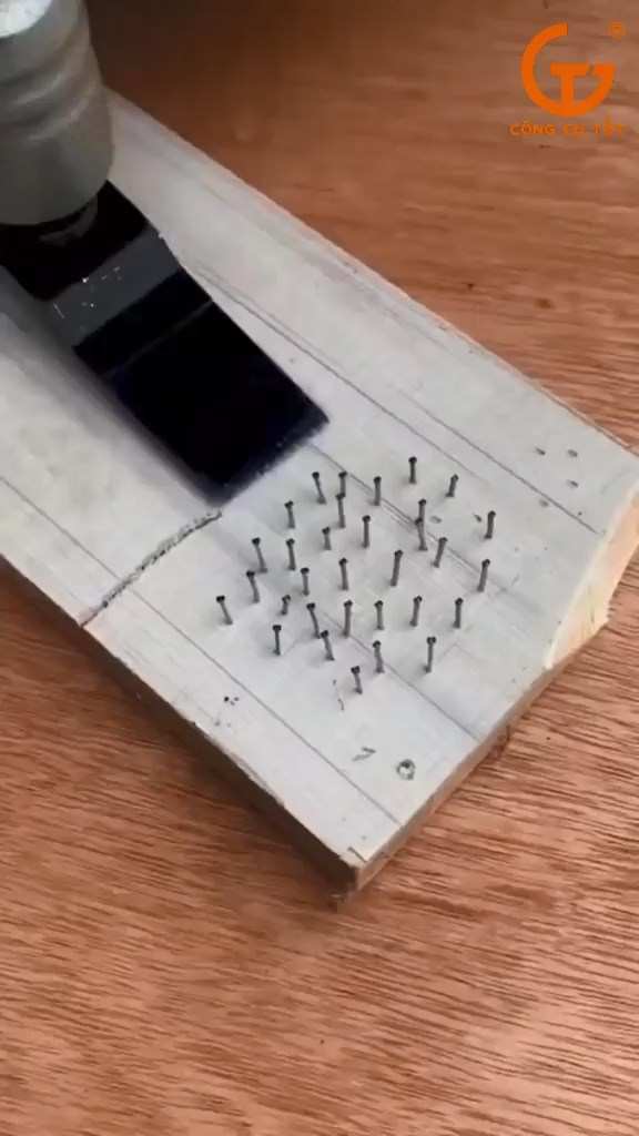 Sử dụng máy để cắt kim loại